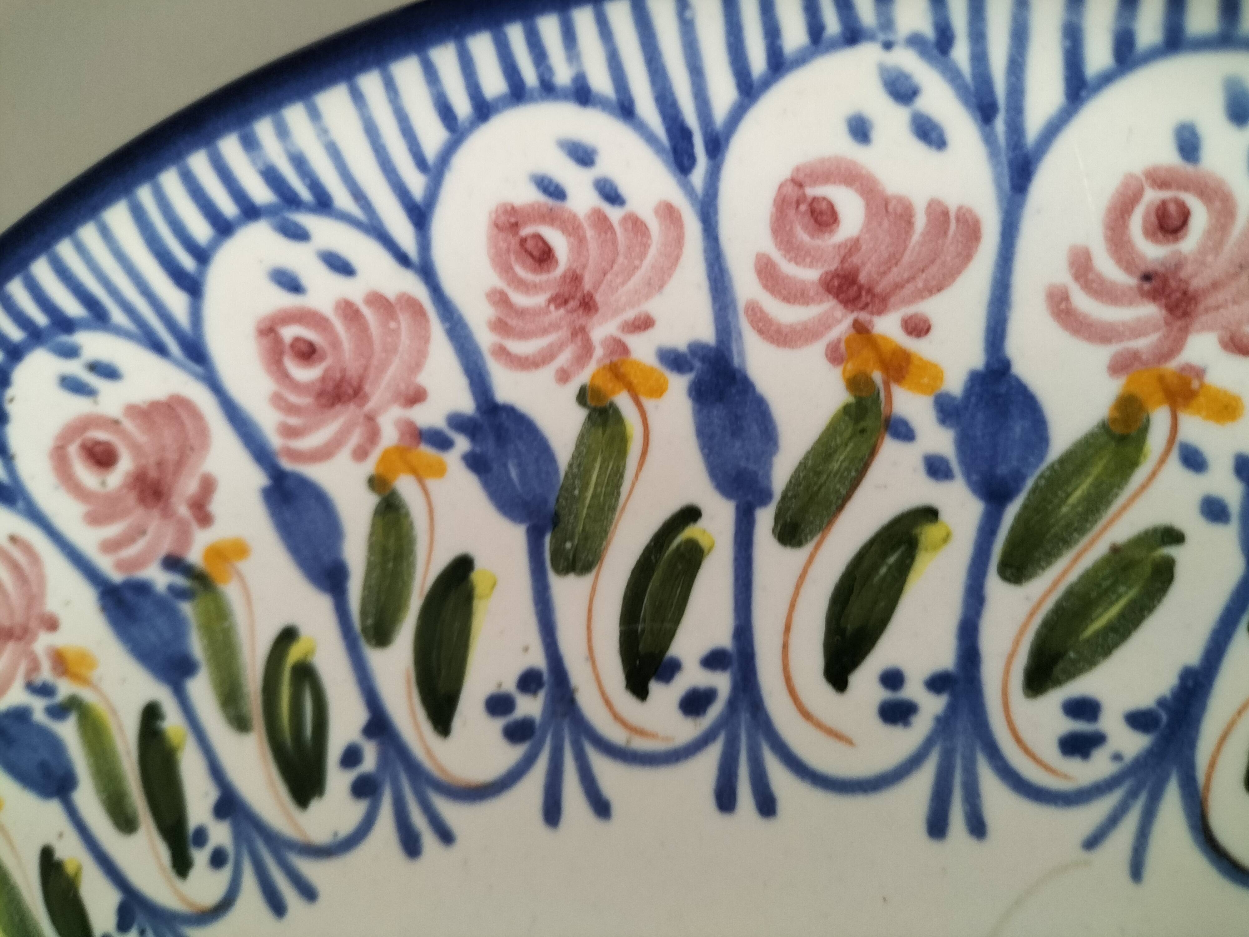 Assiette faïence peinte à la main, bouquet fleuri