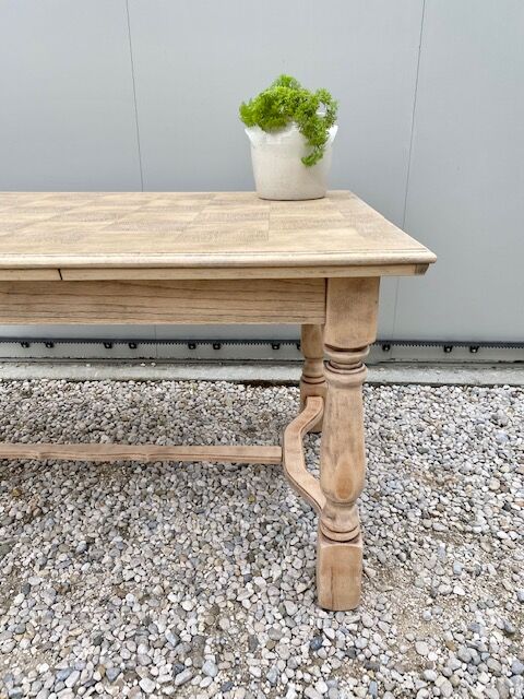 Extendable stripped farm table