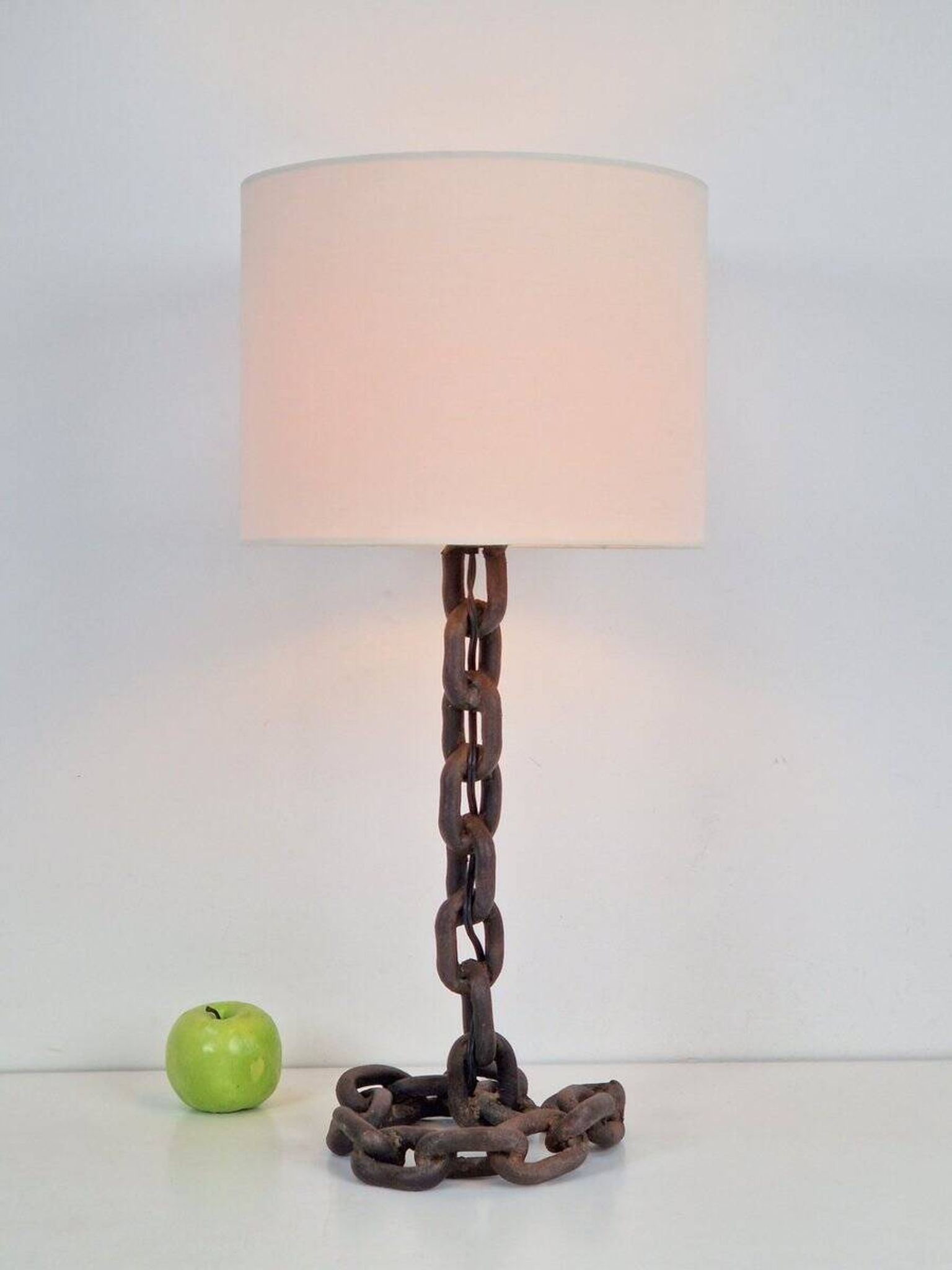 Lampe de table en chaîne brutaliste attribuée à Franz West, années 1980
