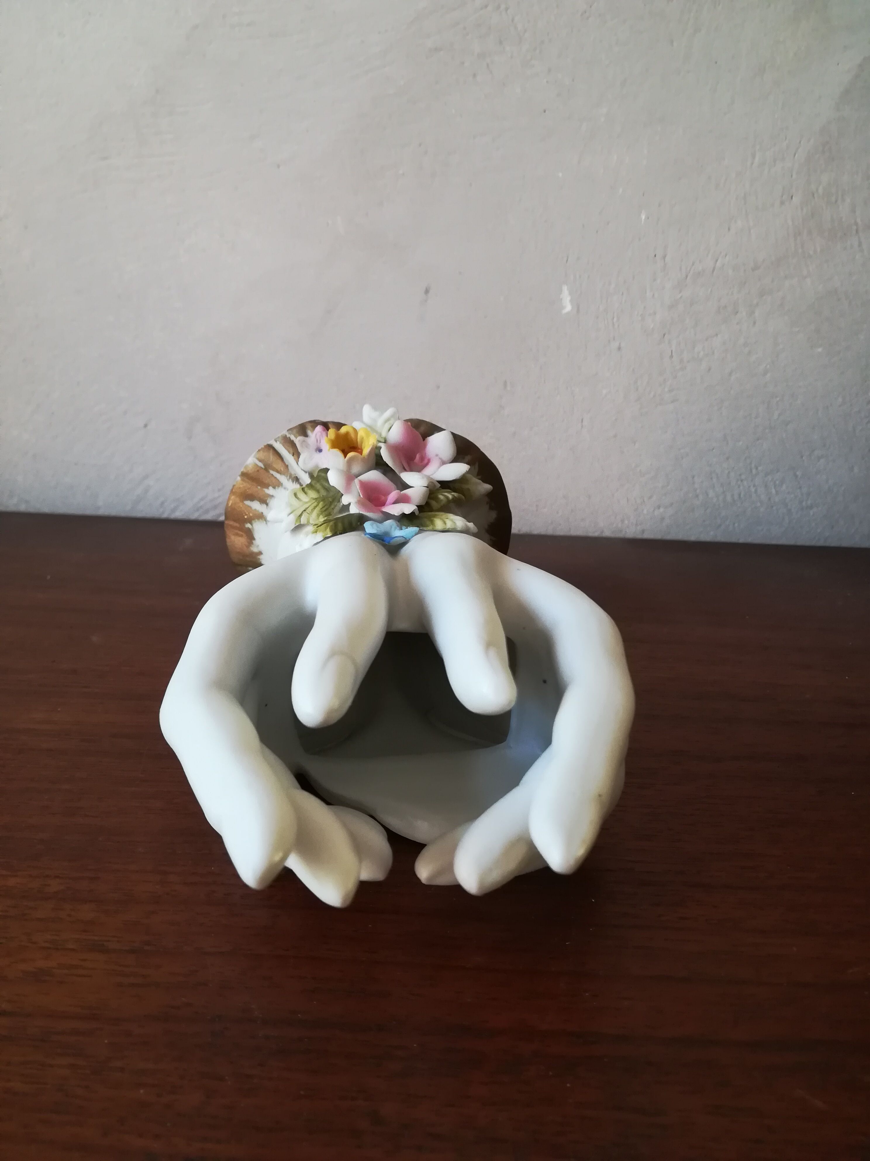 Vase hands in biscuit