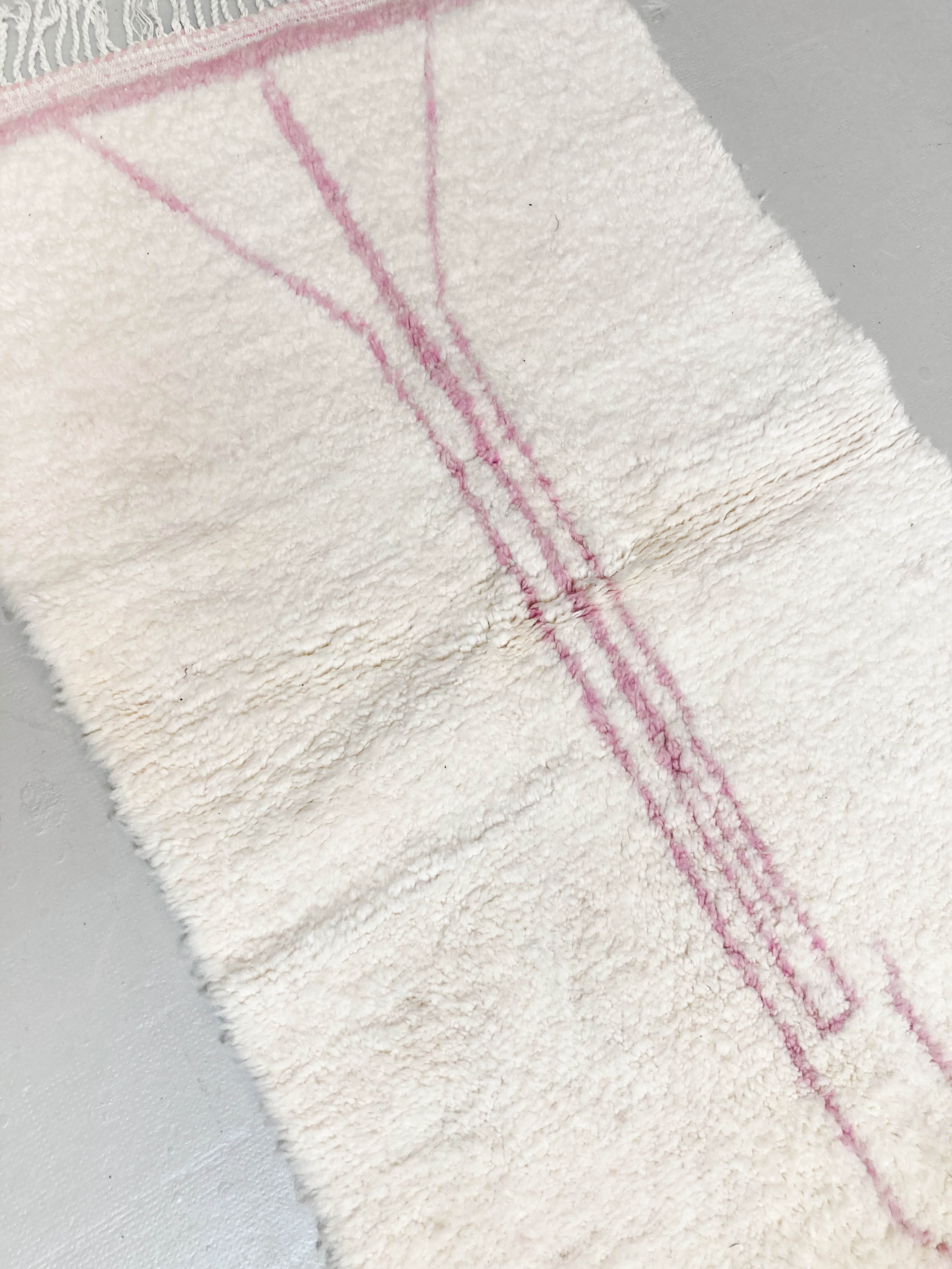 Moroccan Berber carpet beni ouarain ecru with pink pattern 166x102cm