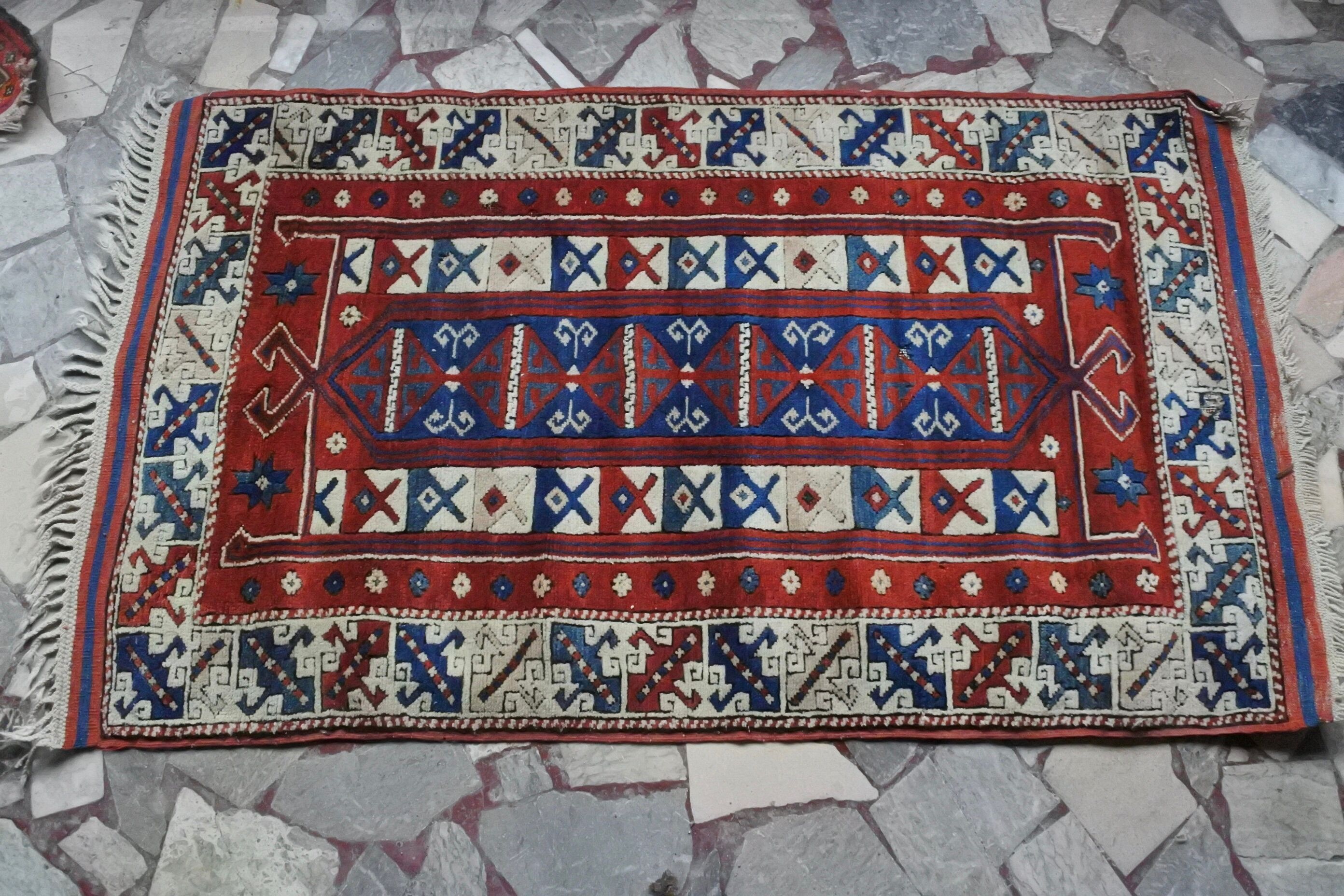 Vintage hand-knotted kazak rug 185x127cm