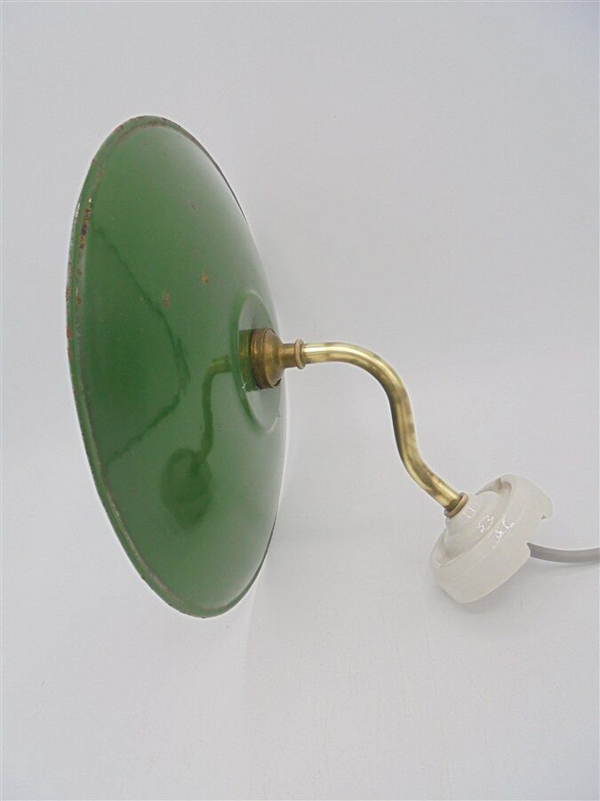 Enamelled metal wall