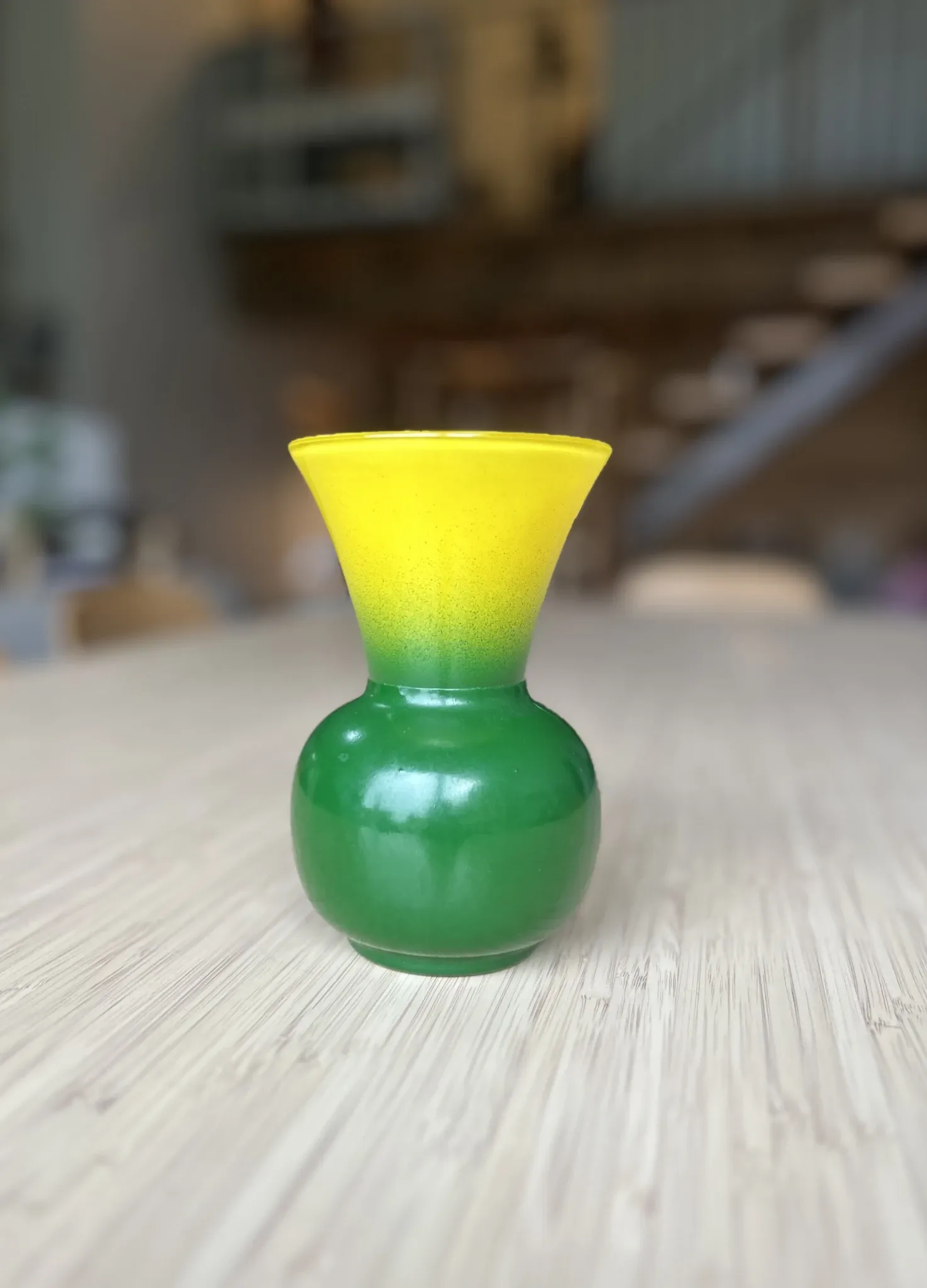 Small powdered glass vase with a yellow and green gradient from the 1950s (film "Le Grand Chemin")