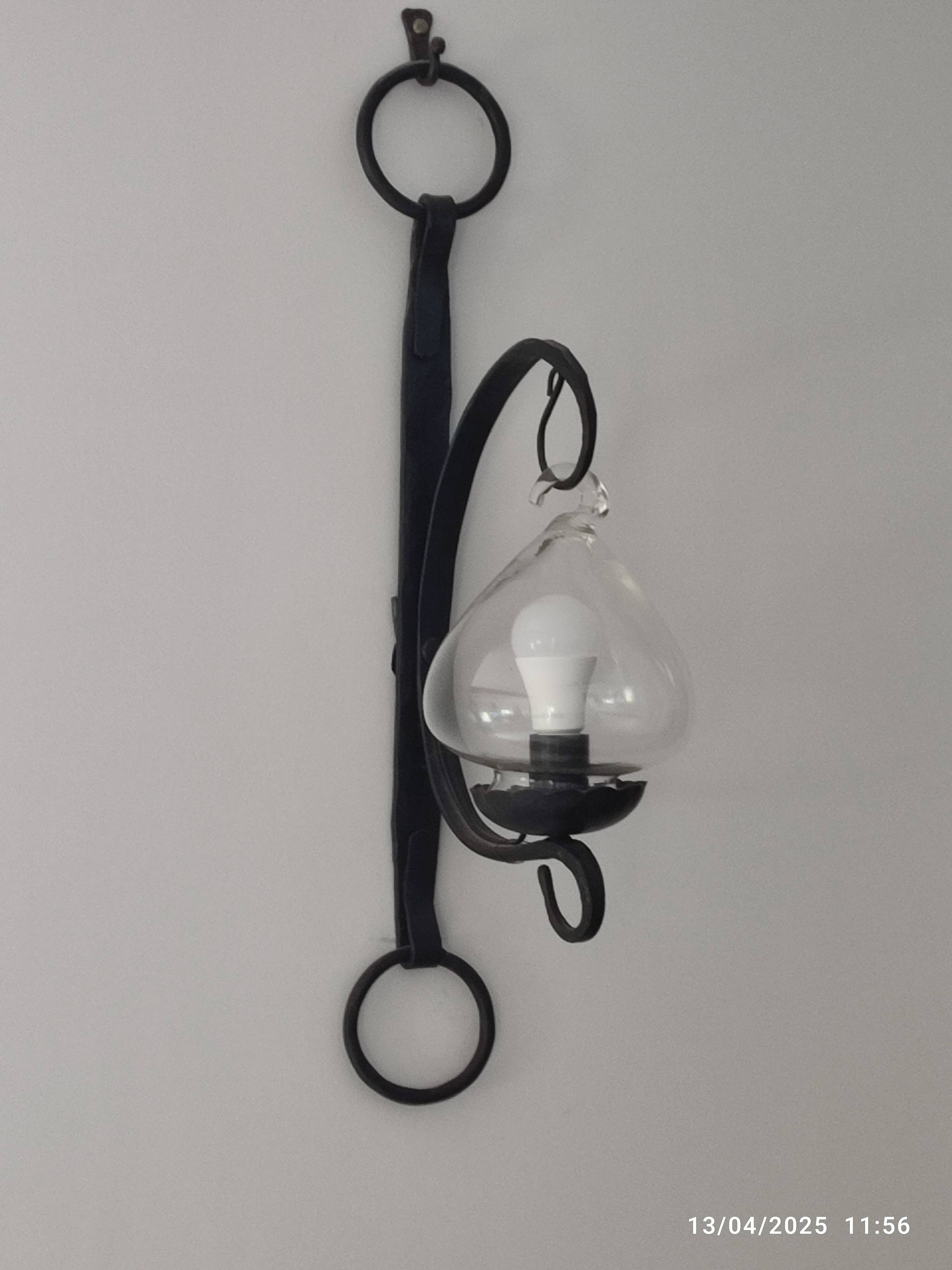Lot de trois appliques fer forgé et verre soufflé