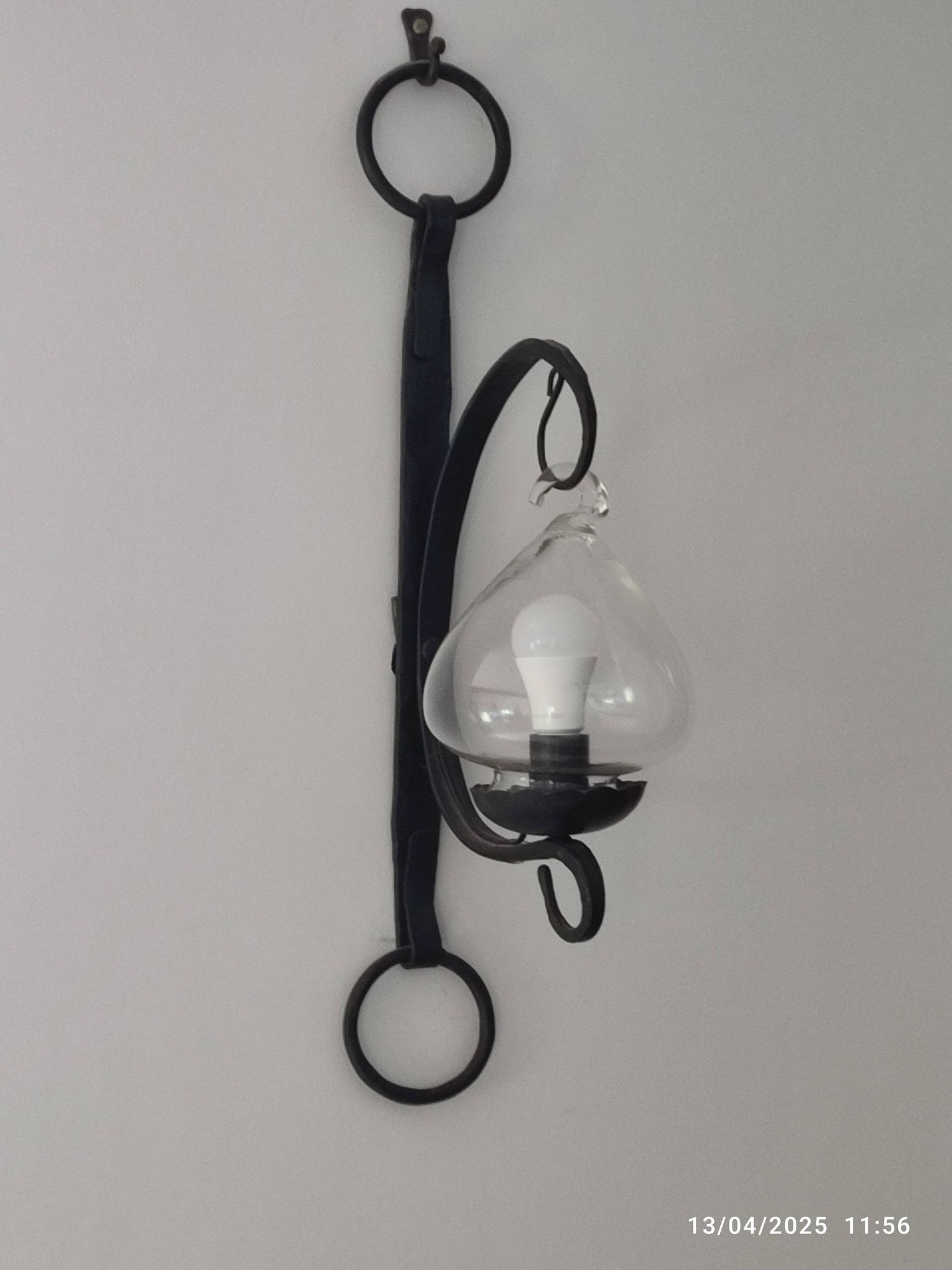 Lot de trois appliques fer forgé et verre soufflé
