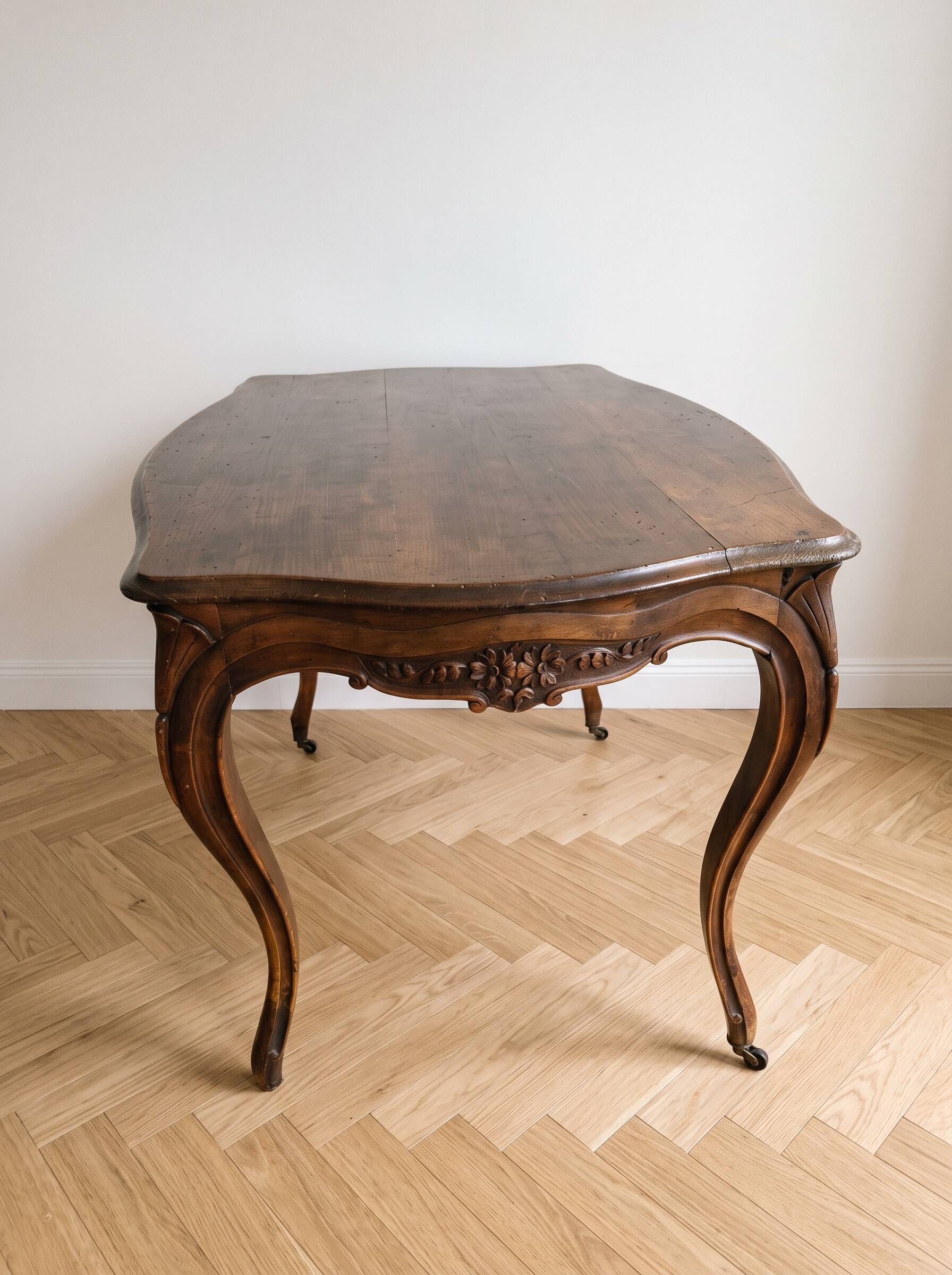 Louis XV coffee table in carved solid wood.