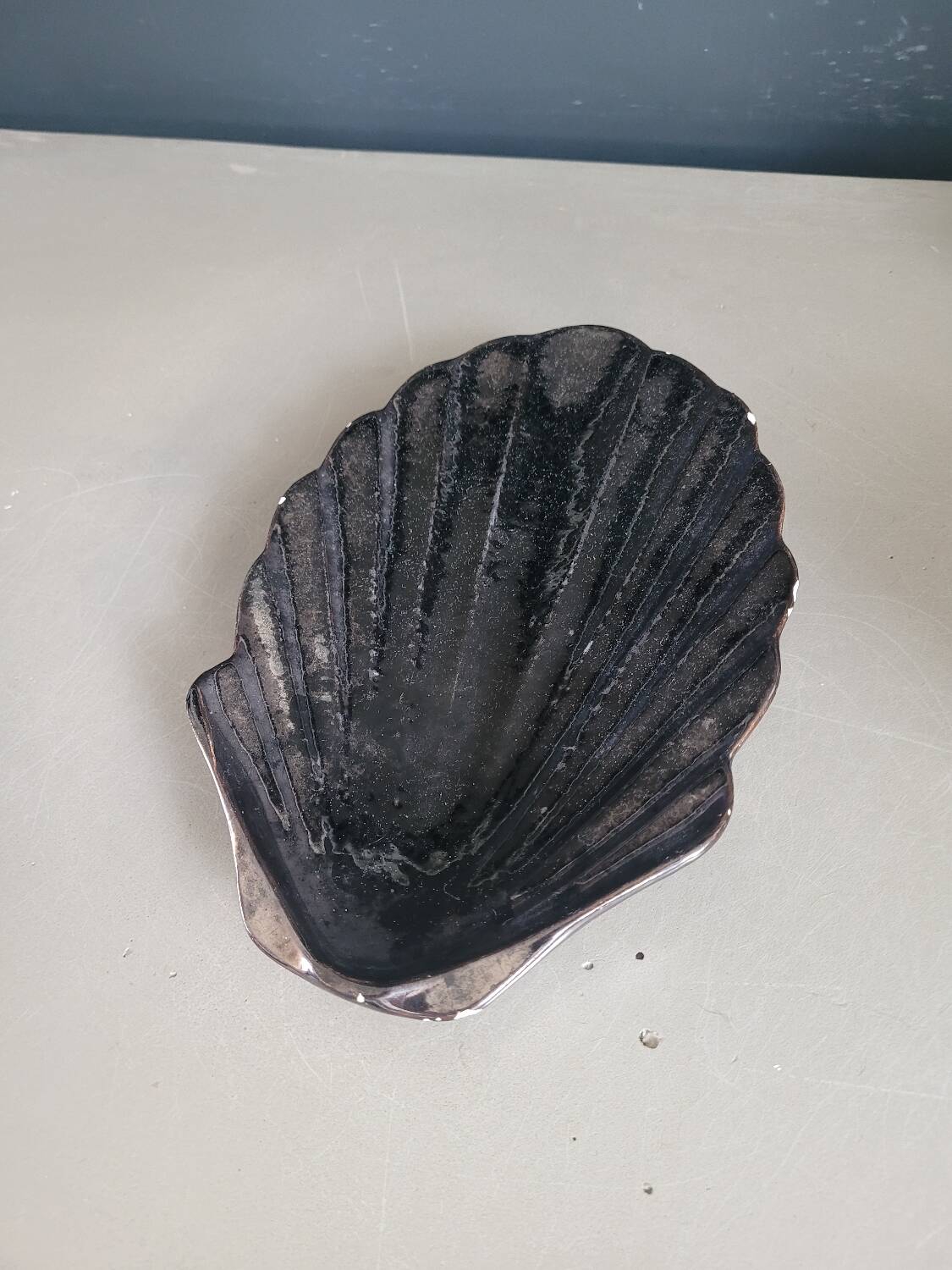 Ceramic scallop shell tray