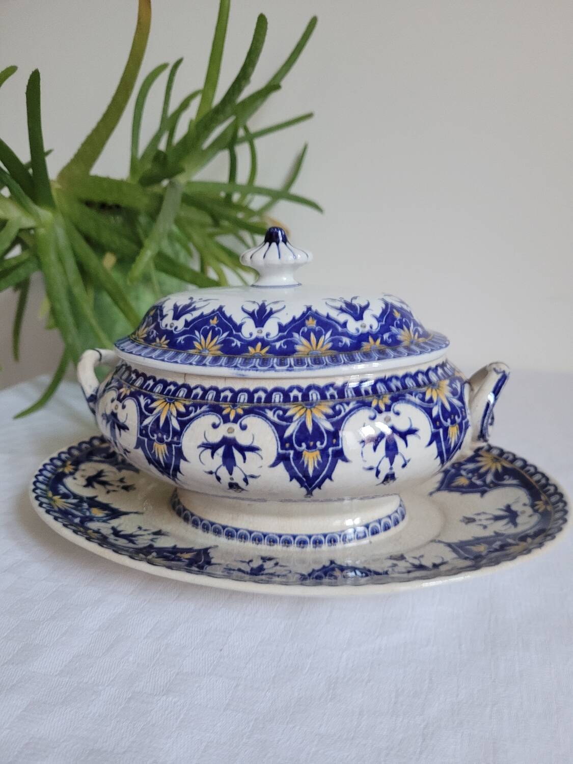 Cluny sauce boat from Sarreguemines