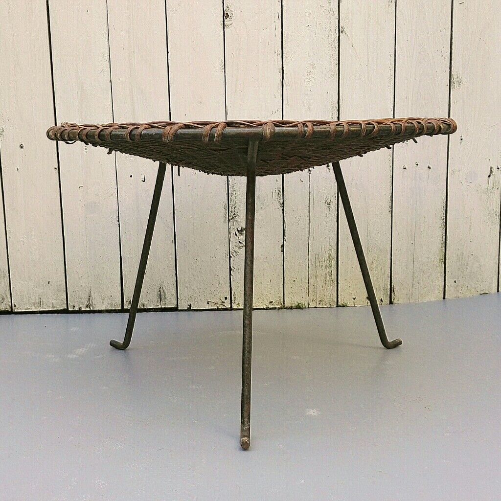 Curved table ferrotine sewing ball of vintage wool