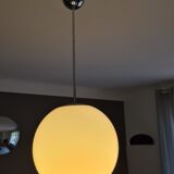 Luminaire suspendu globe en verre blanc