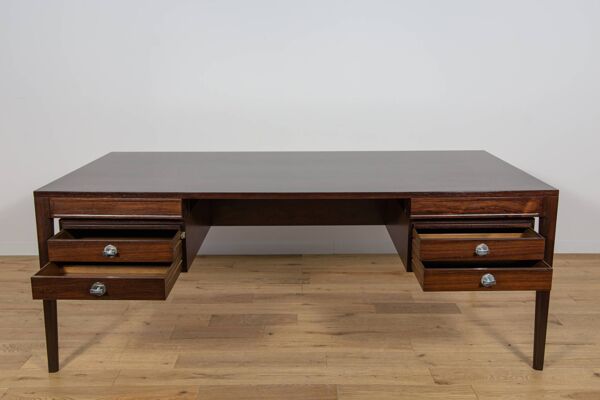 Bureau autoportant en palissandre du milieu du siècle FD 951 modèle Diplomat.