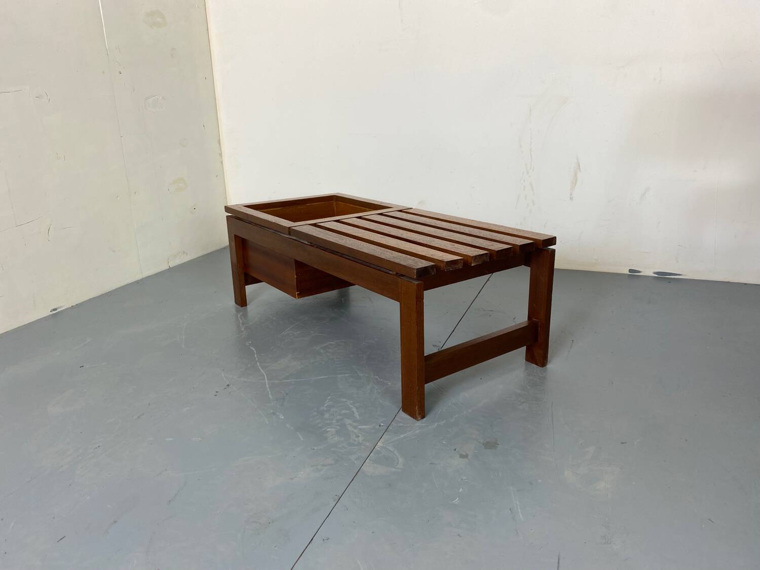 Table d'appoint mid-century moderne à lattes en teck avec support pour plantes, 1960s