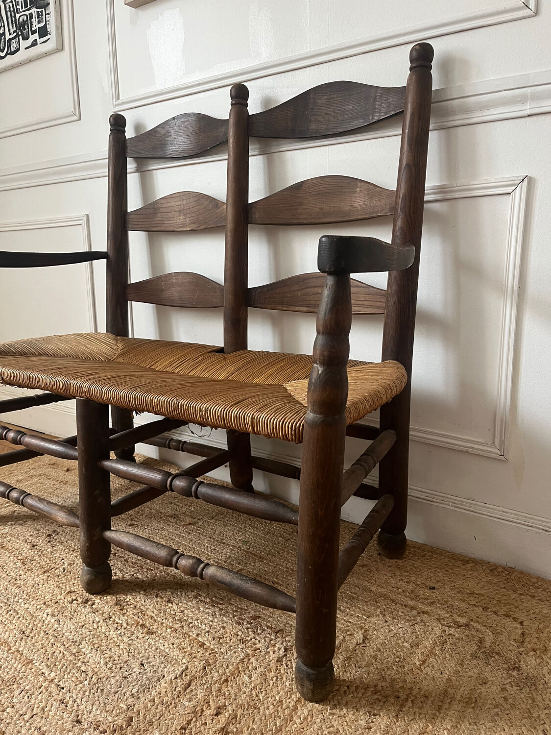 Wood and straw banquette