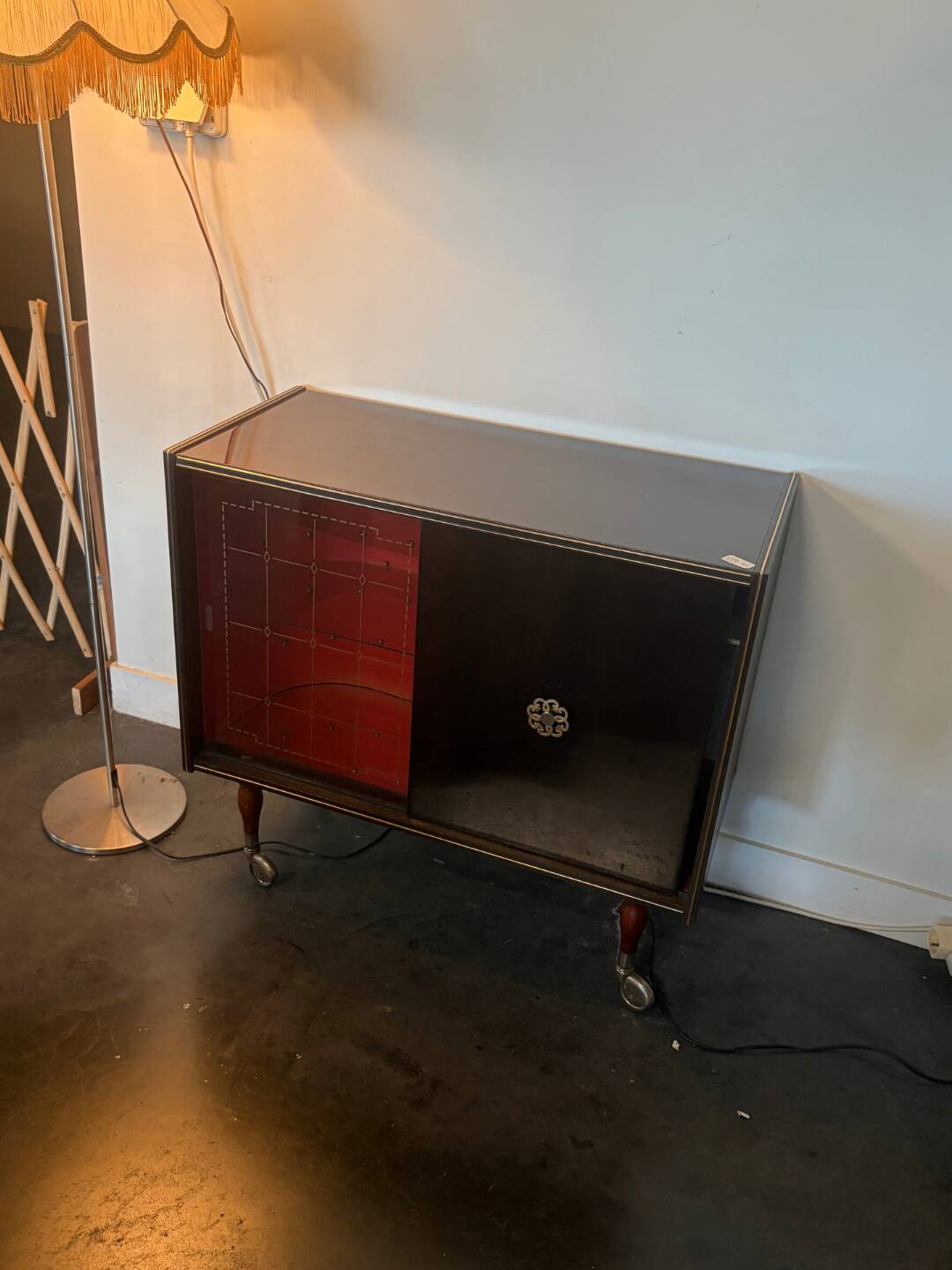 Large vintage bar cabinet from the 50s/60s – illuminated, sliding doors, on wheels.