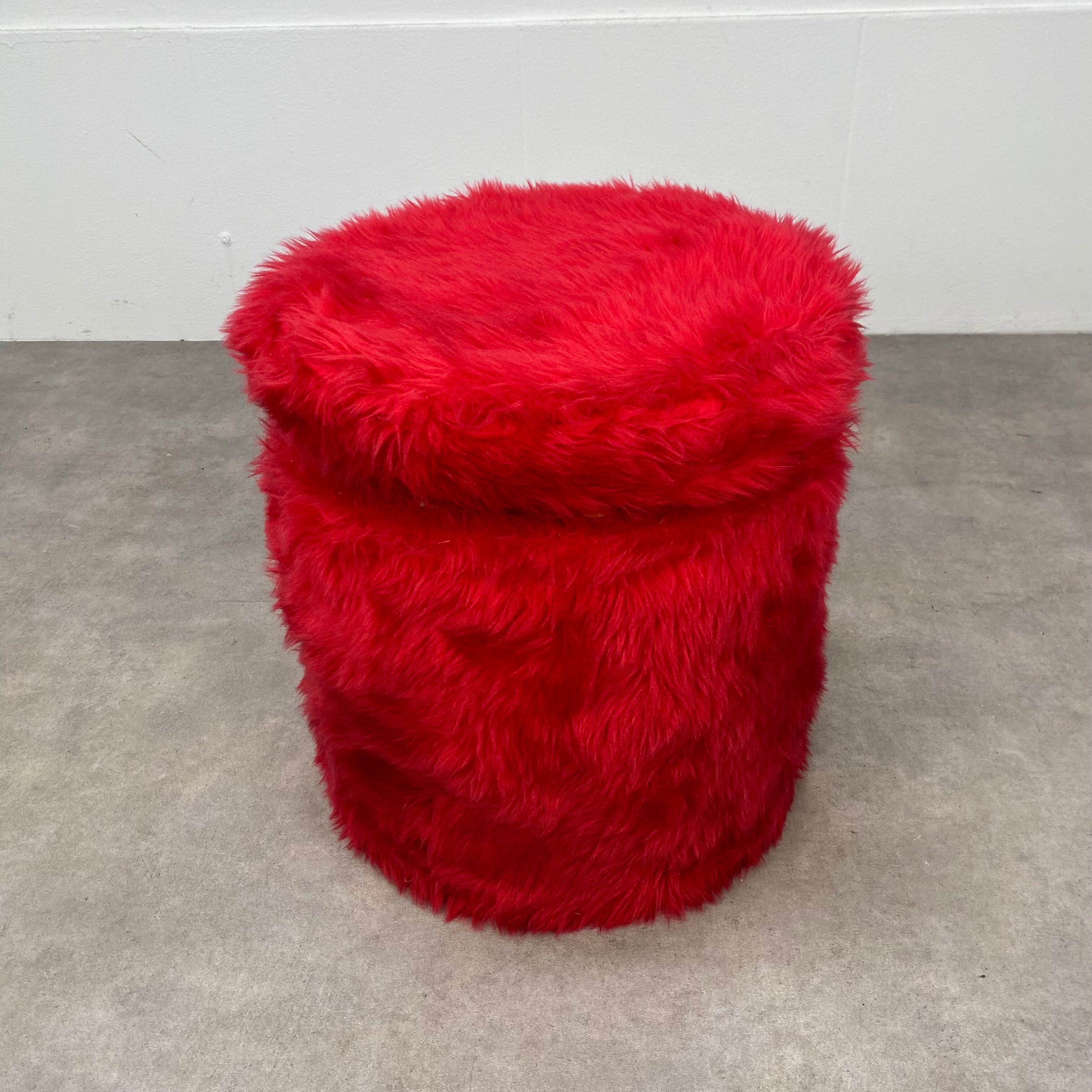 Chest stool in vintage red moumoute