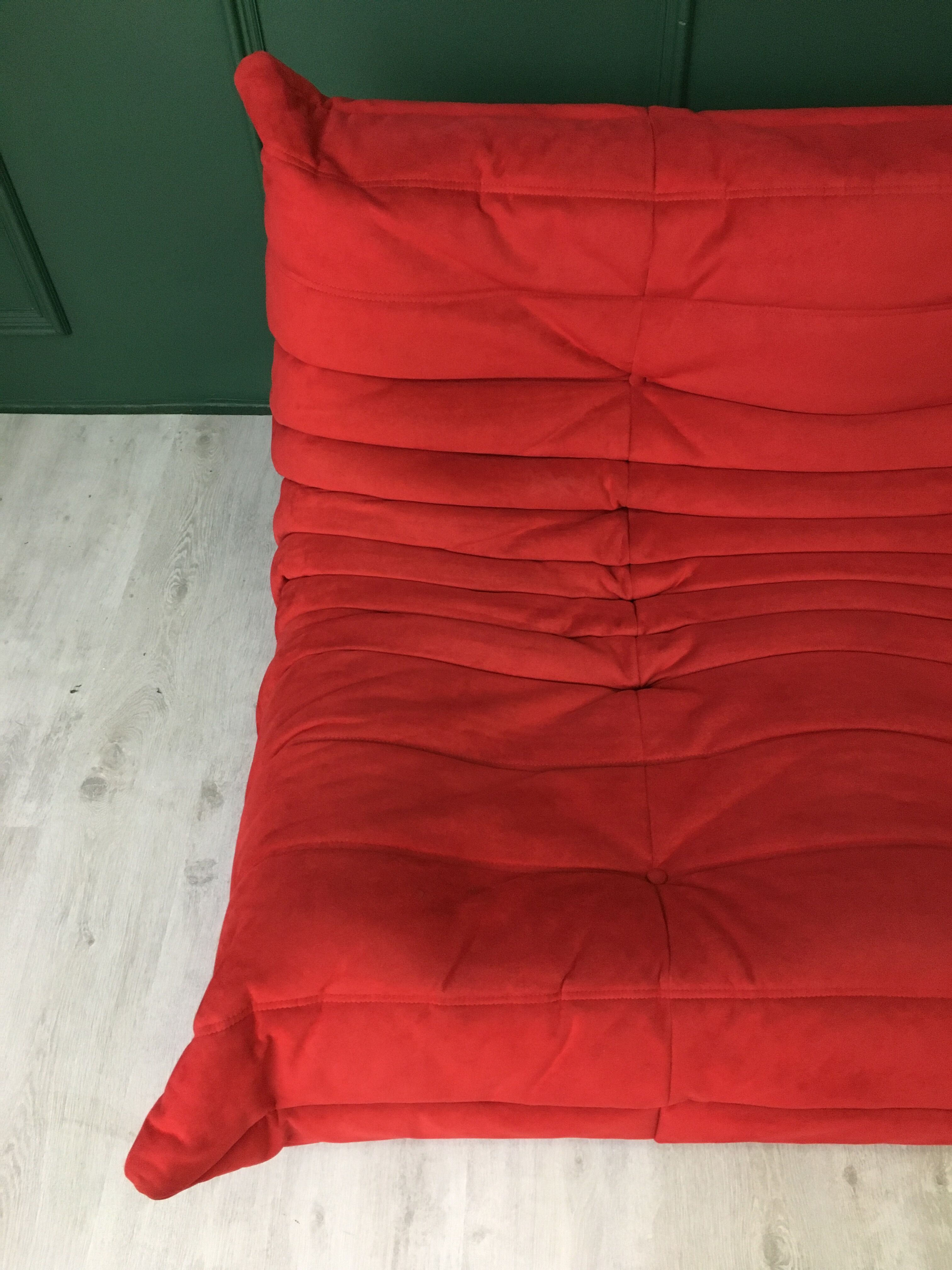 Togo rouge par Michel Ducaroy pour Ligne Roset