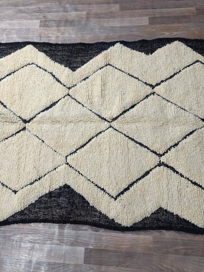 Traditional handmade wool rug, size 1.4/2.6 m.
