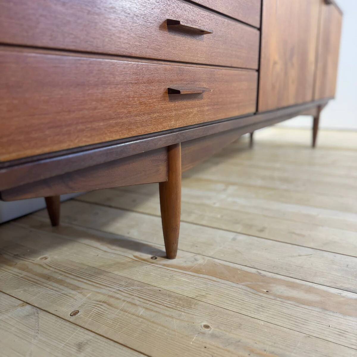 Vintage teak sideboard – Timeless mid-century sideboard