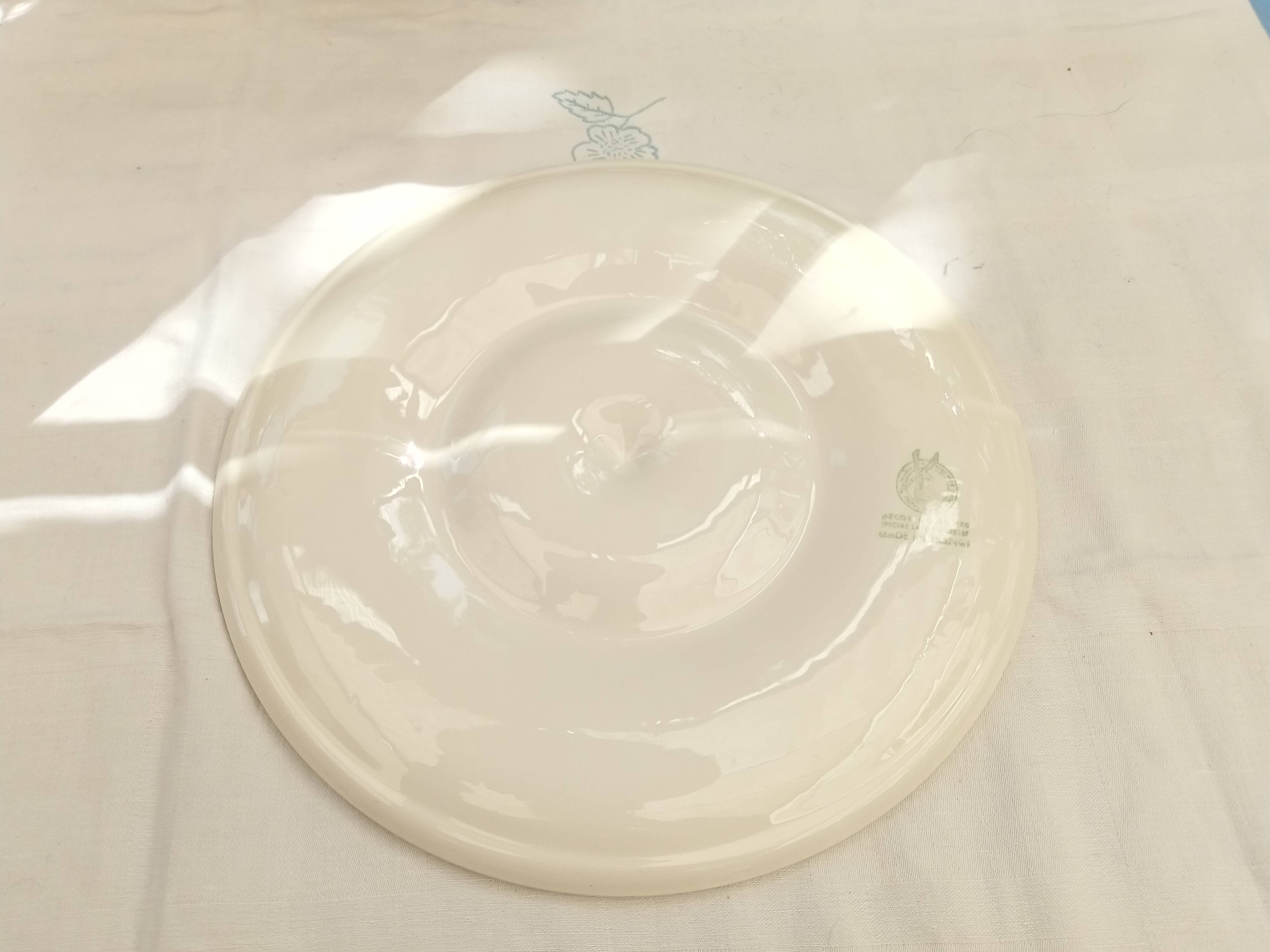 12 oyster plates and Moulin des loups dish