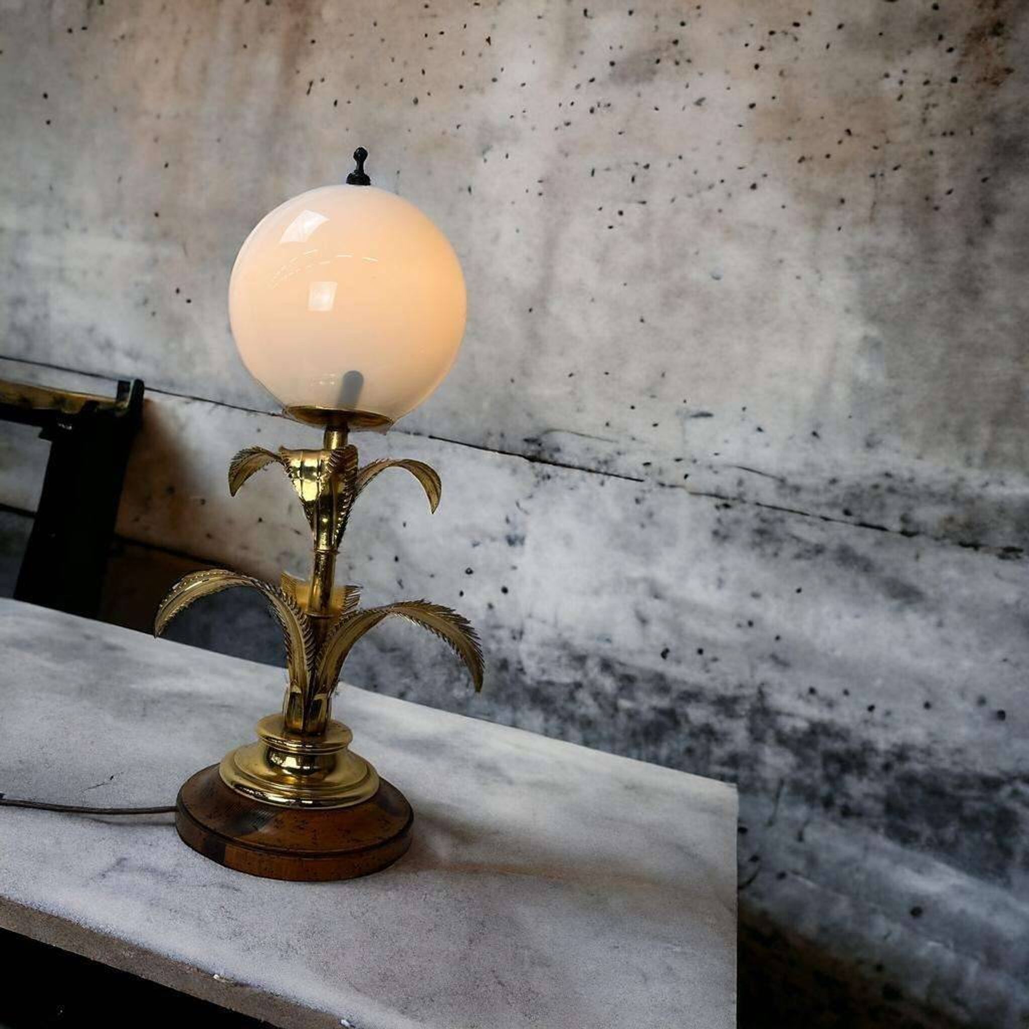 LAMPE DE TABLE HAUTE VINTAGE AVEC PALMIERS "DORÉS", STYLE HANS KÖGL