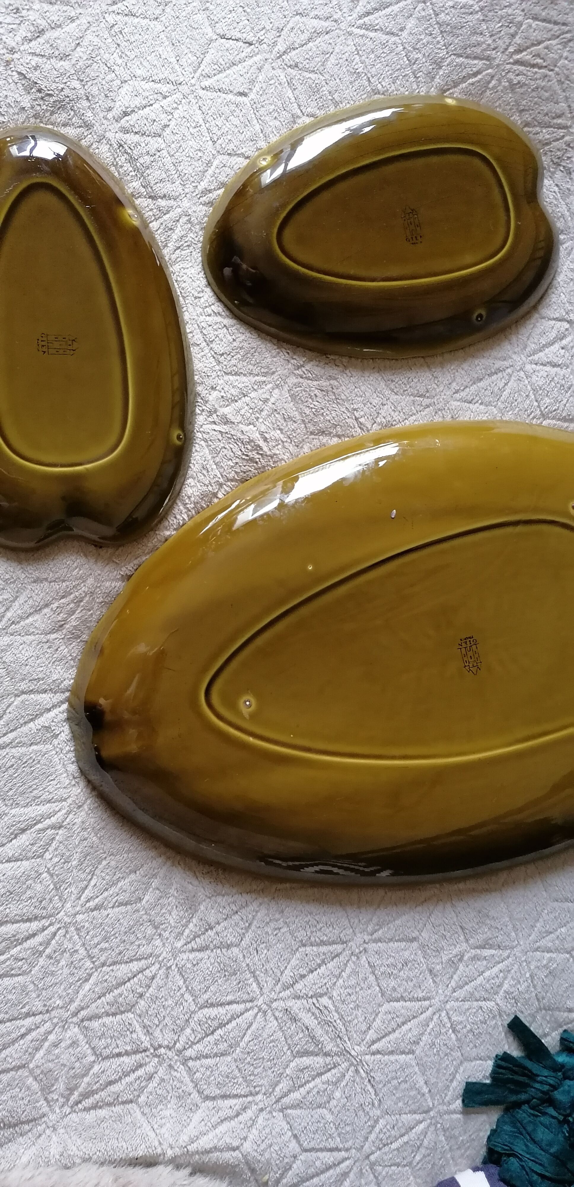 Trio of enamelled ceramic dishes, Gien, water lily leaf shape, vintage 60s