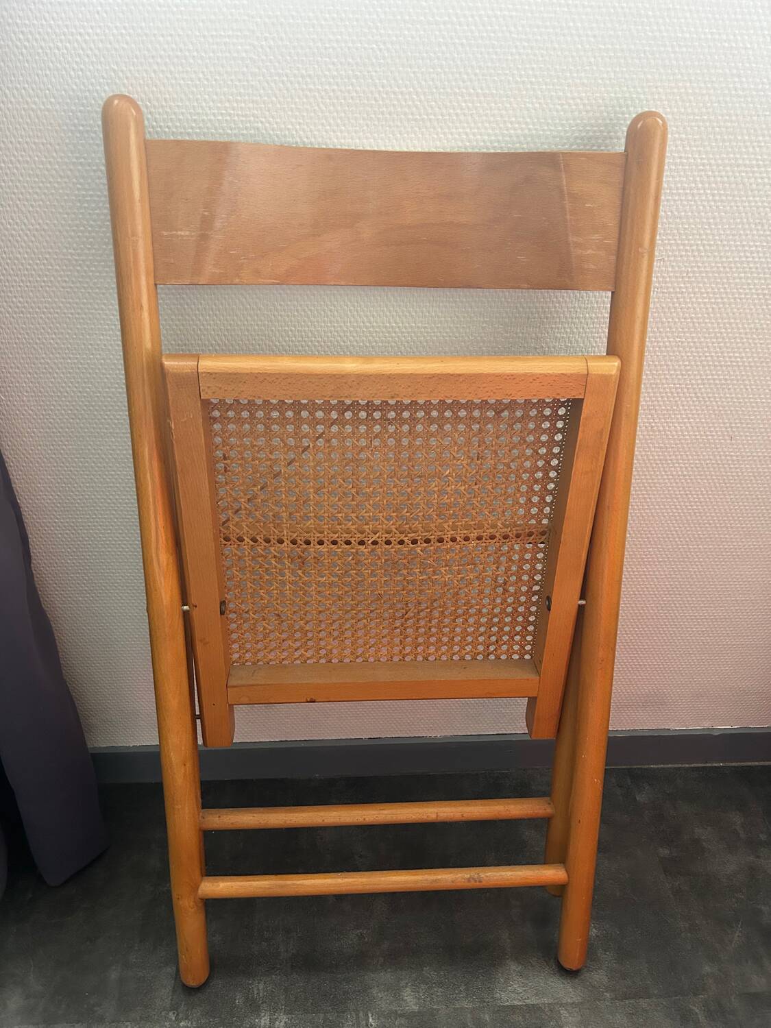 Chaise année 70 avec cannage en rotin