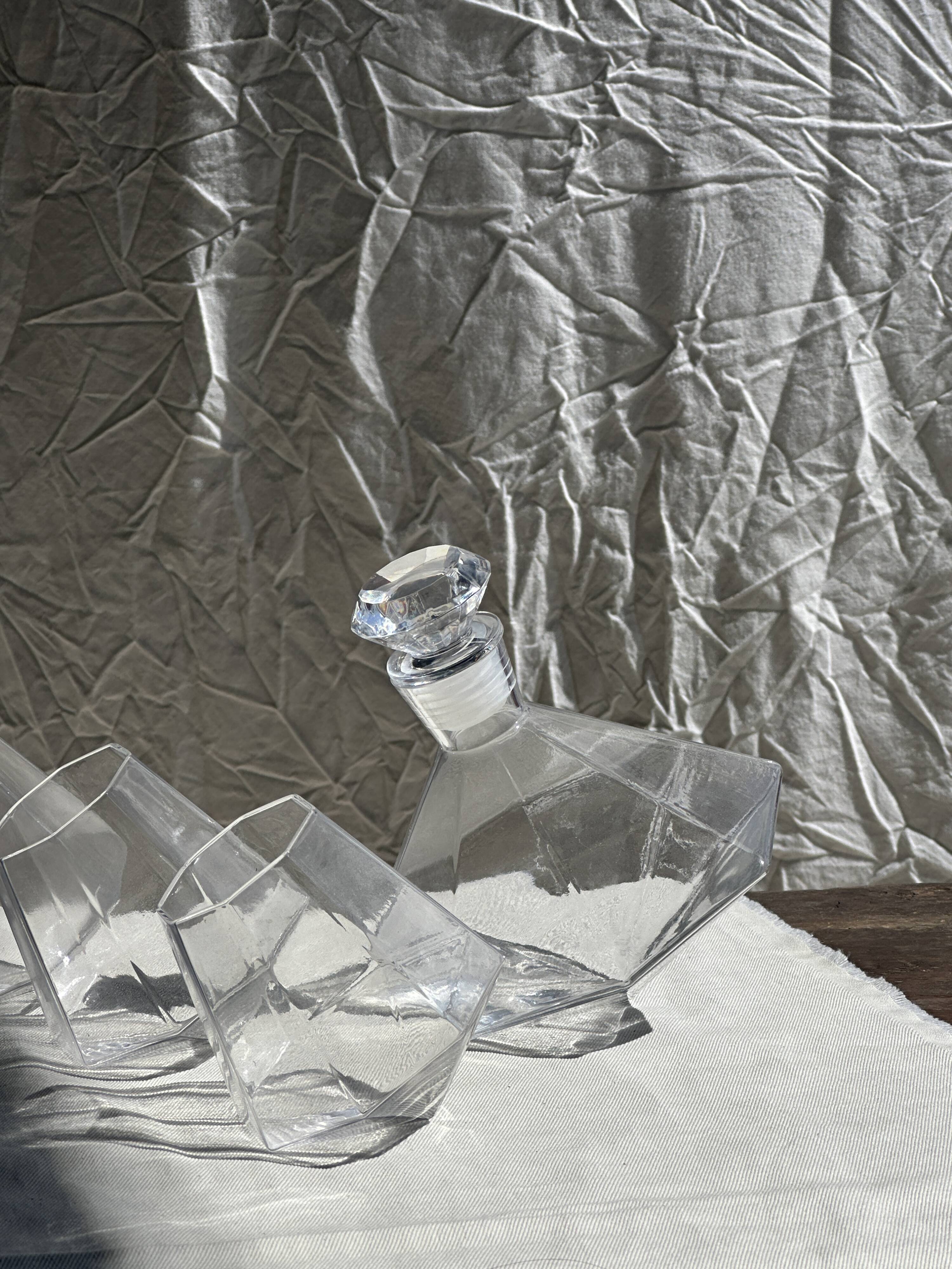 Small geometric carafe with diamond-shaped stopper and its 4 glasses