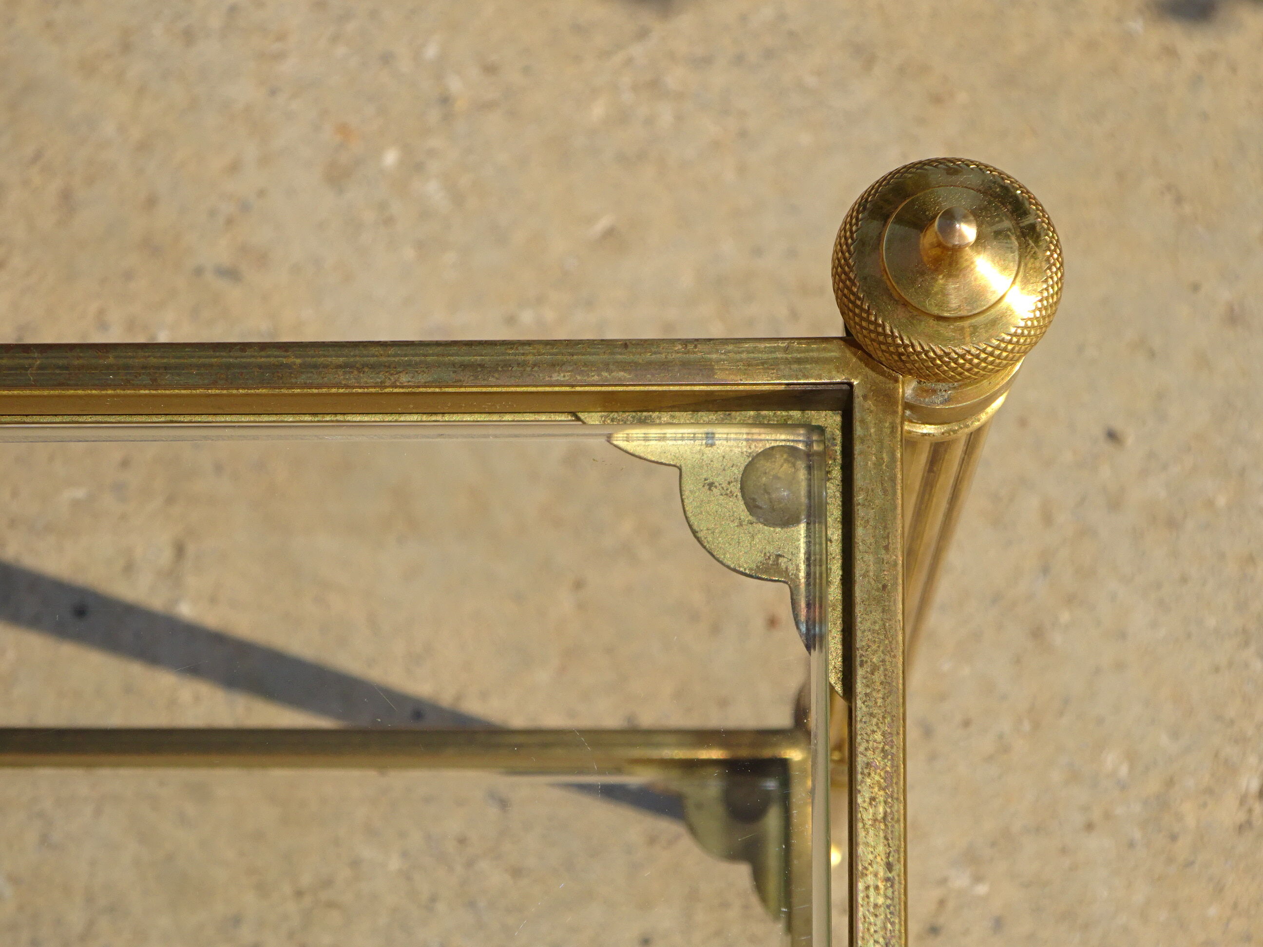 Table de salon en laiton et verre, double plateaux