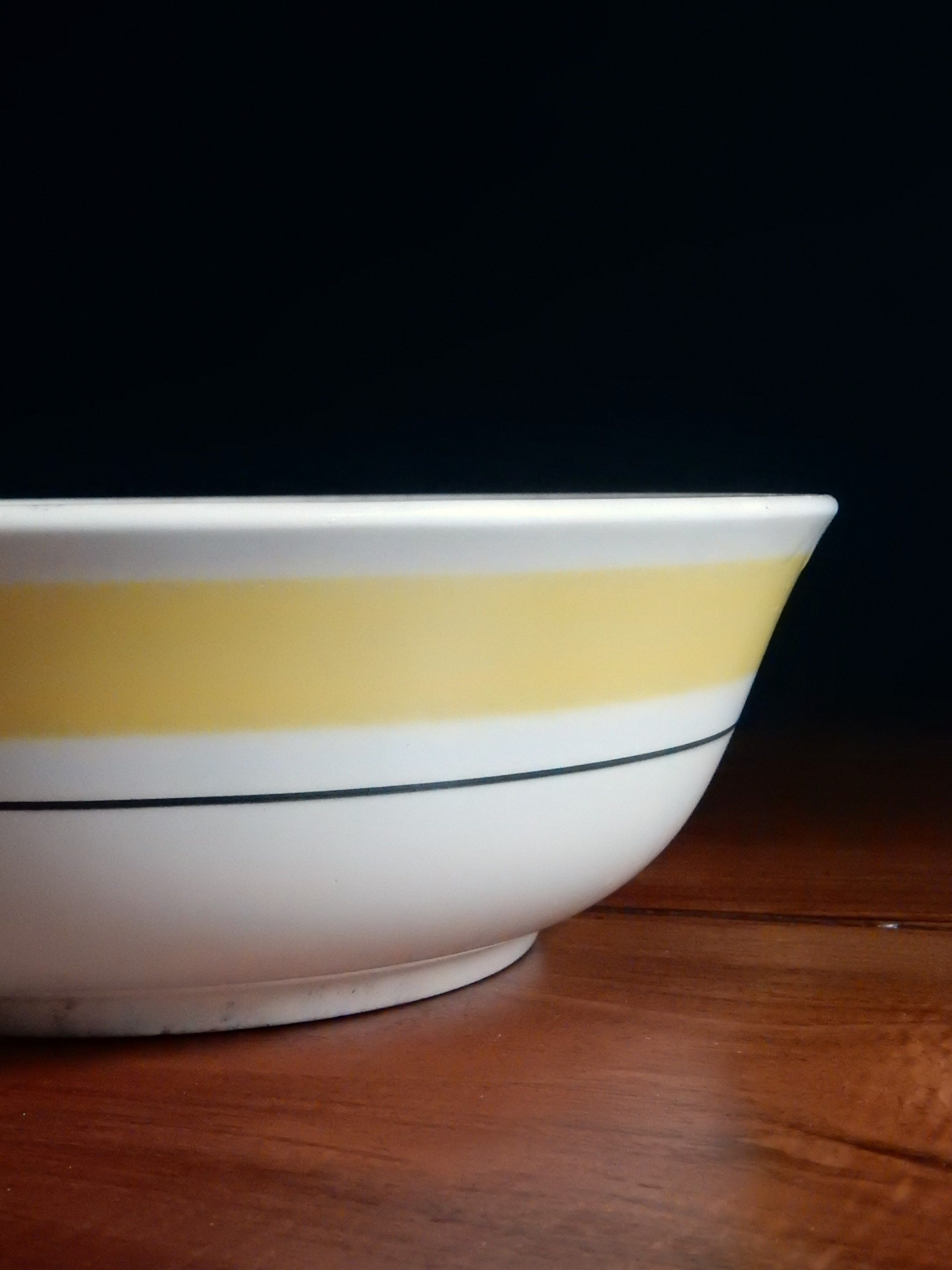 Saladier de Gien blanc et jaune des années 50