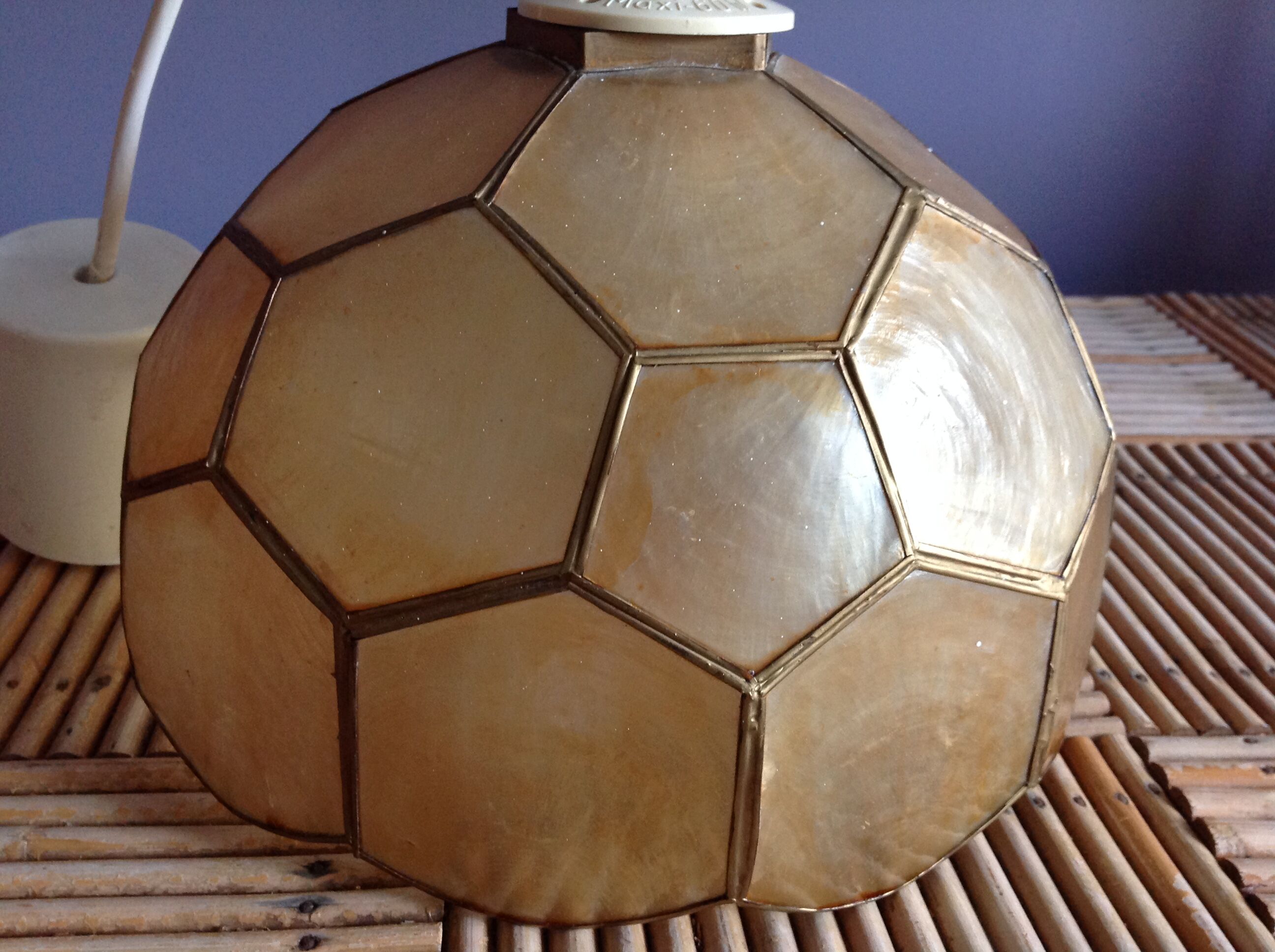 Suspension in mother-of-pearl
