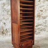 Armoire à rideau vintage en chêne français – meuble de rangement des années 1920 avec 12 étagères fixes et ferrures en laiton (42 × 38 × 118 cm)