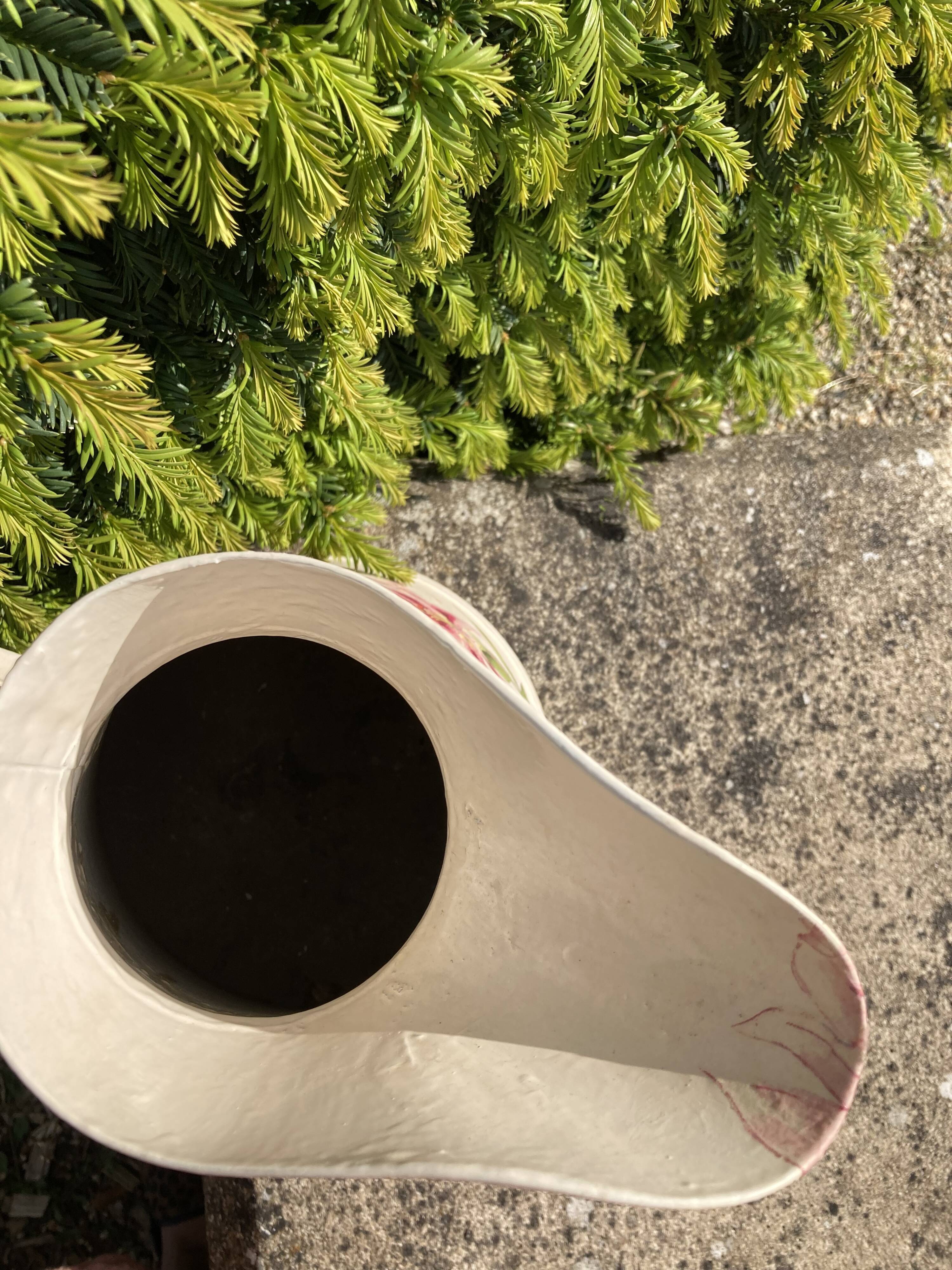 Broc en tôle émaillée « Fleurs de Lys »