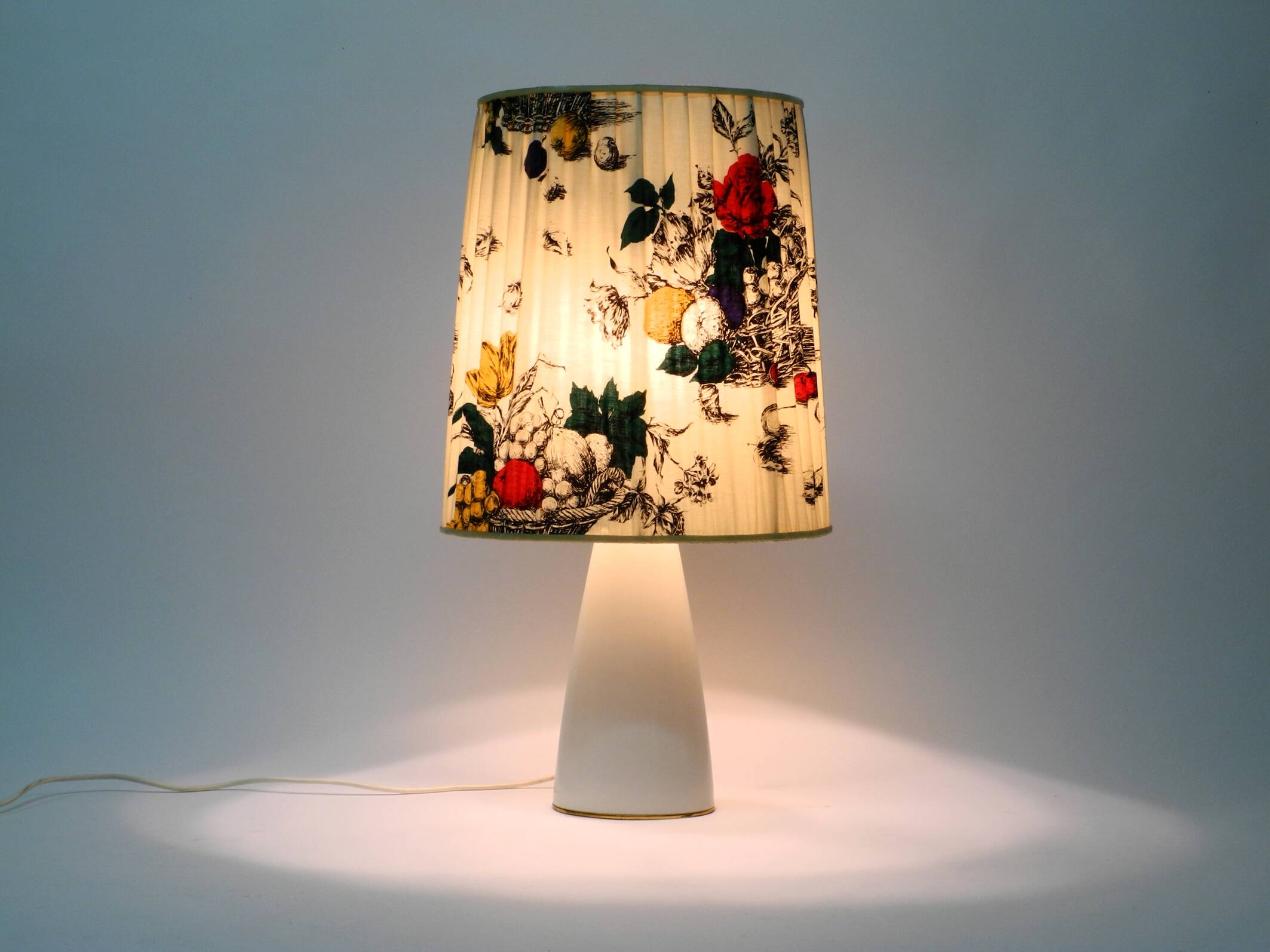 Large elegant 1960s KPM table lamp in porcelain and pleated silk lampshade