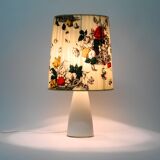 Large elegant 1960s KPM table lamp in porcelain and pleated silk lampshade