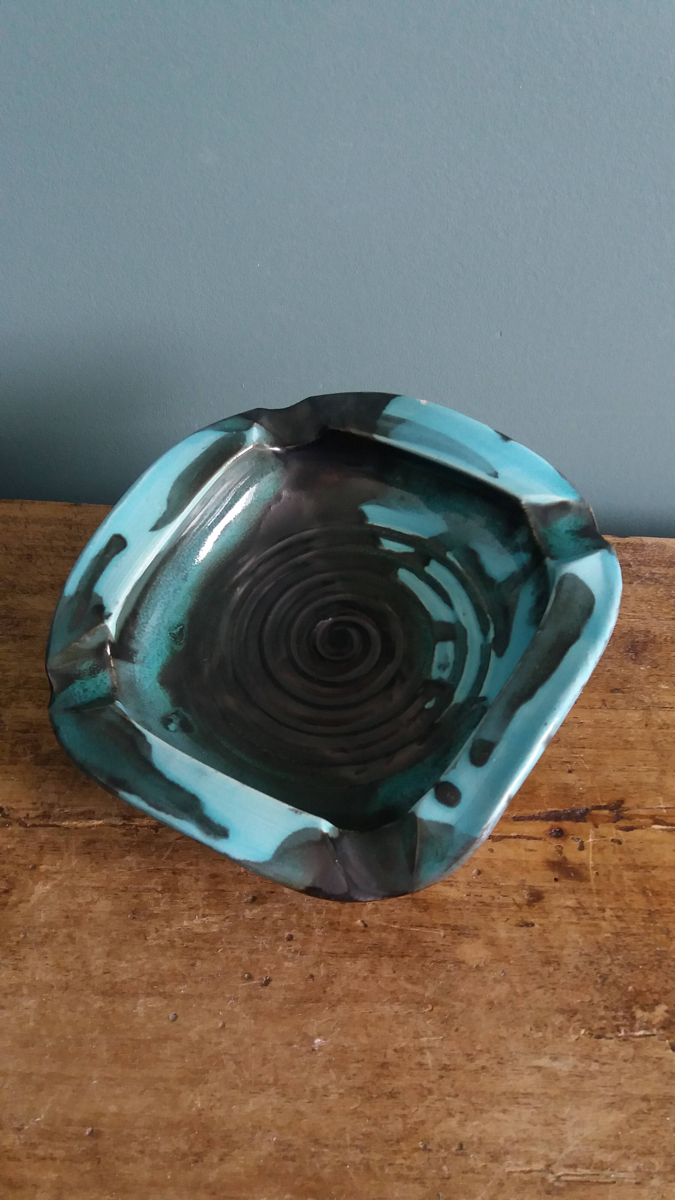 Ashtray signed by André Chaudemanche at Mezeray in Malicorne clay.