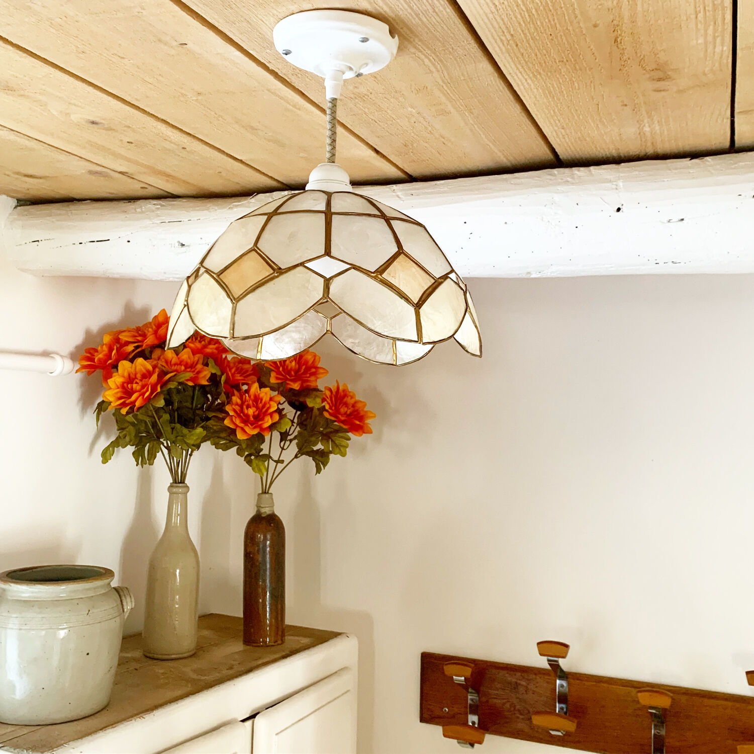 Suspension in mother-of-pearl and two-tone brass