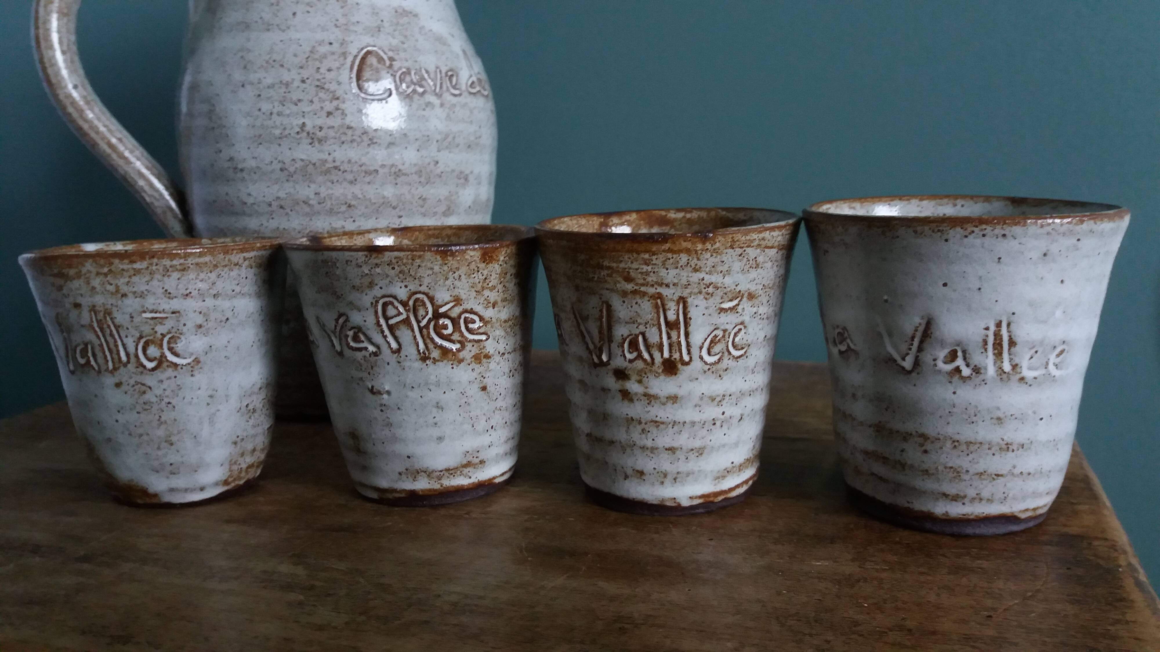 Pichet et 4 verres en grès émaillé signé, Aizenay Vendée