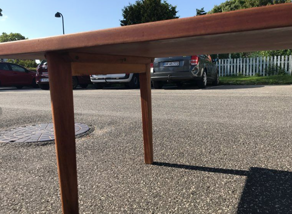 Table basse en teck massif circa années 1950