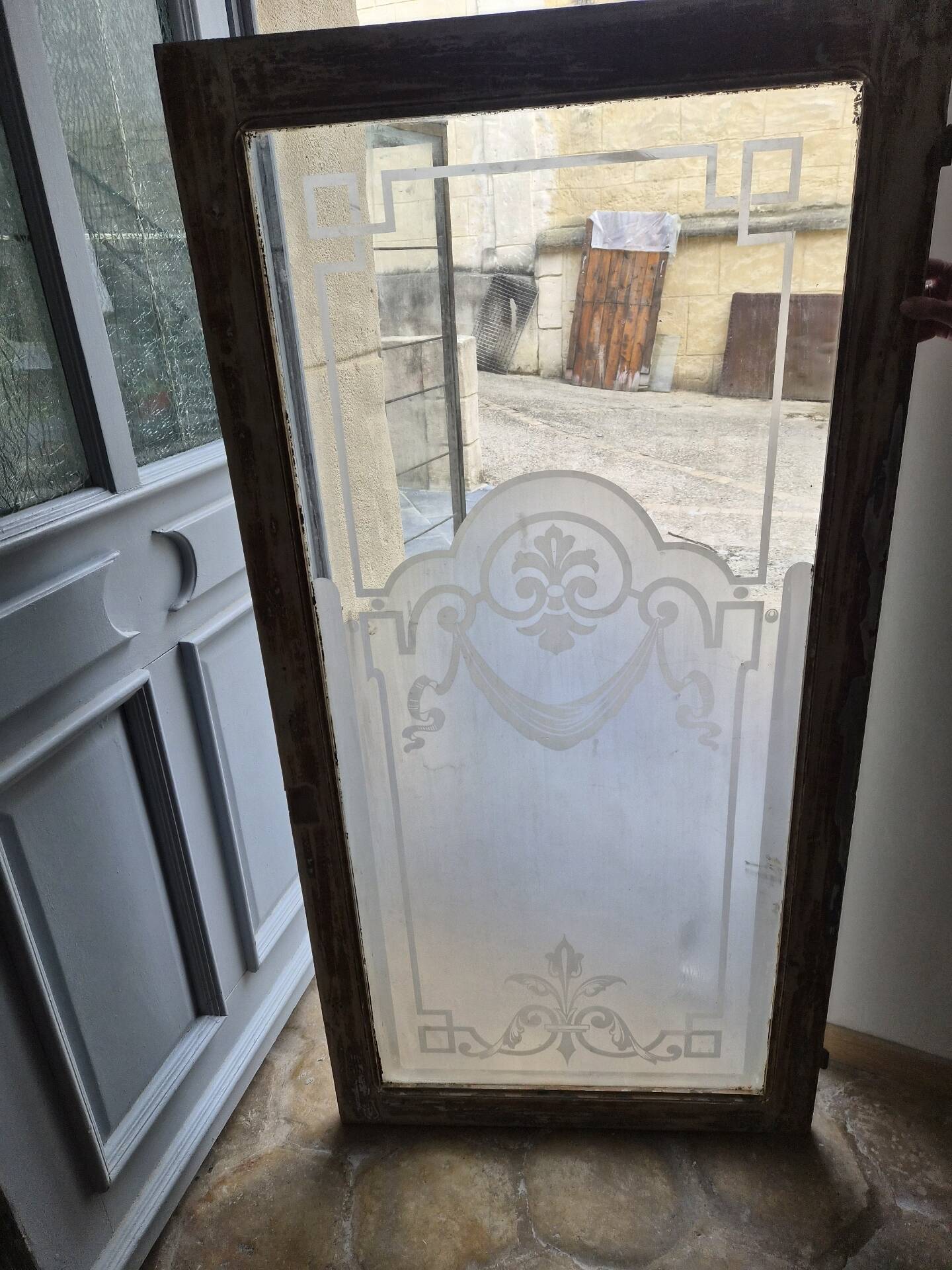 Parisian bistro window 1900 frosted glass