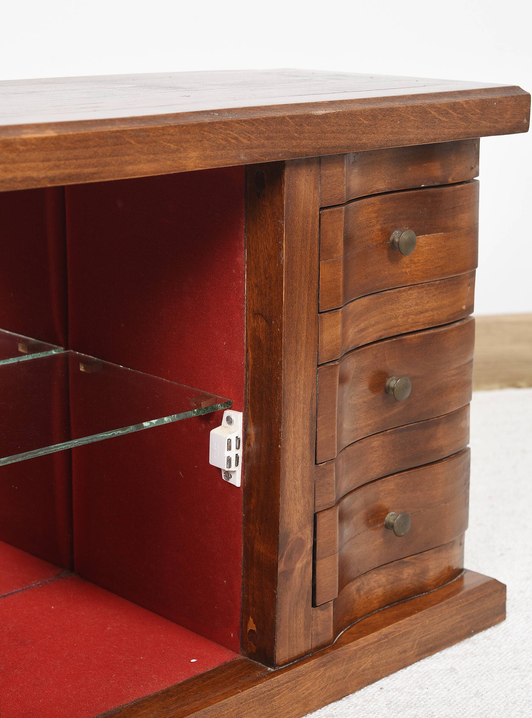 Meuble à bijoux avec 6 tiroirs et vitrine.