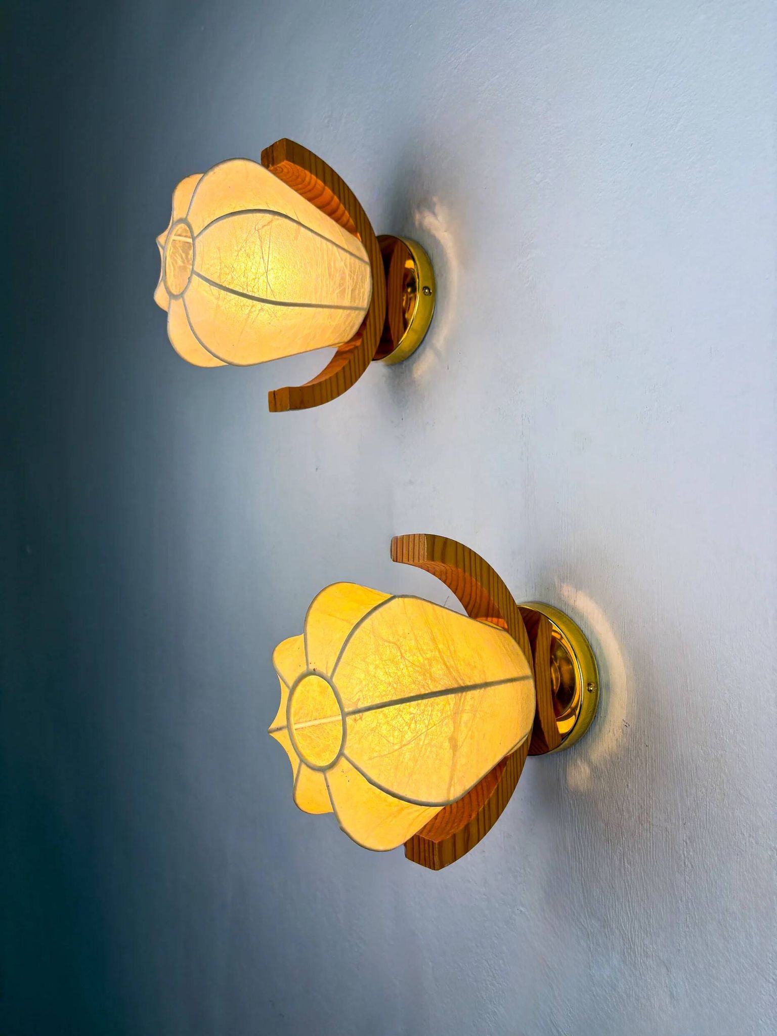 Pair of pear-shaped "Cocoon" wall sconces, resin and pine wood, Italy, 1970s