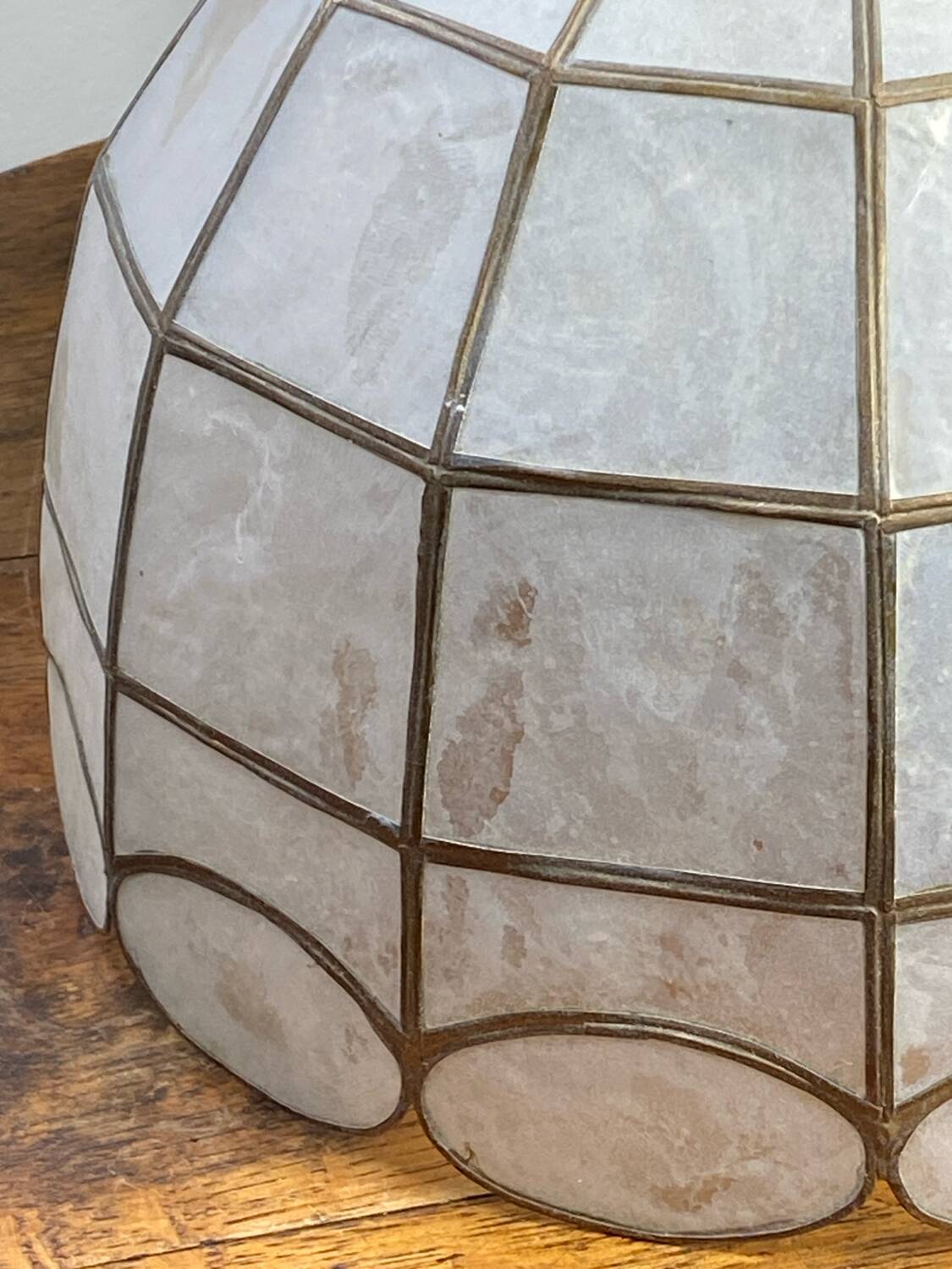 Suspension in white mother-of-pearl and brass