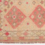 Vintage Runner Kilim, Tons Rose et Beige, Motifs Anatoliens Géométriques