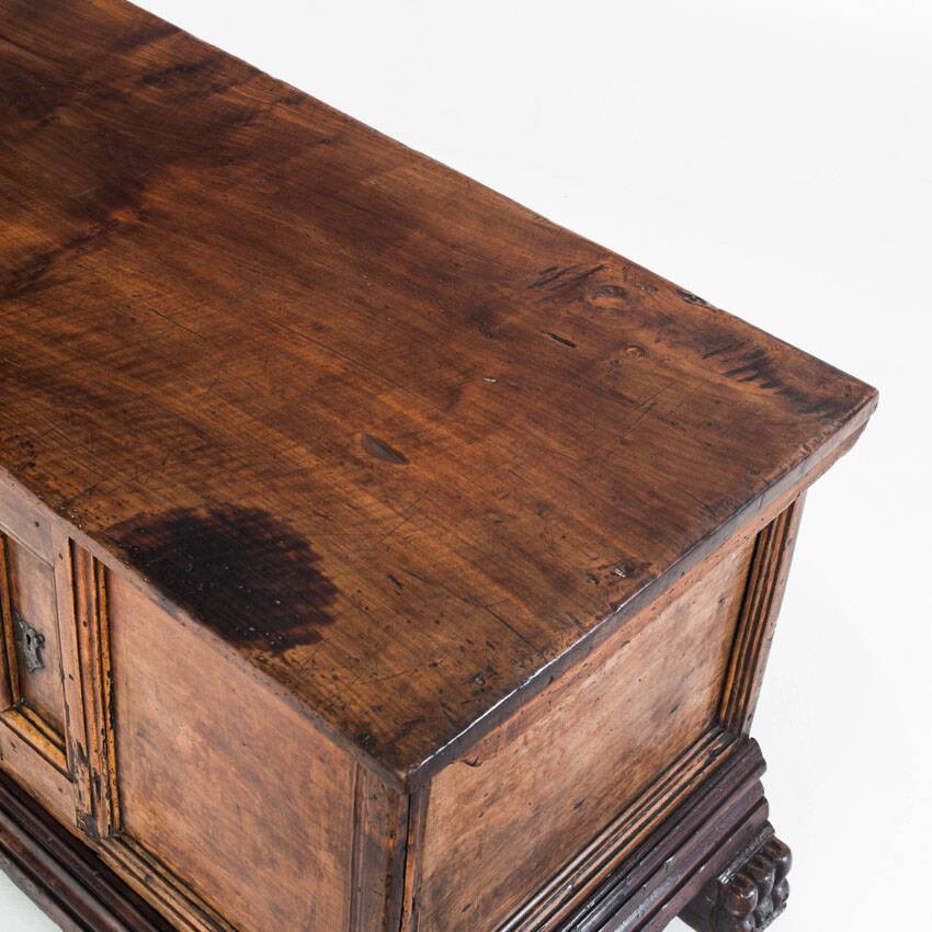 Catalan wedding chest from the 17th or early 18th century, in walnut. Restored.