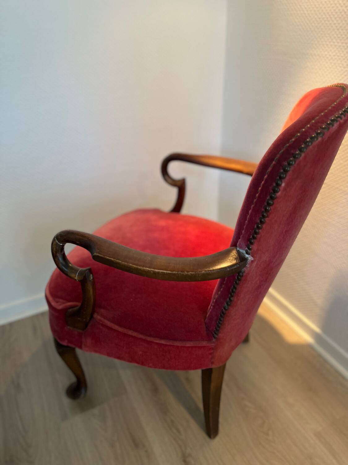 Antique armchair in burgundy velvet