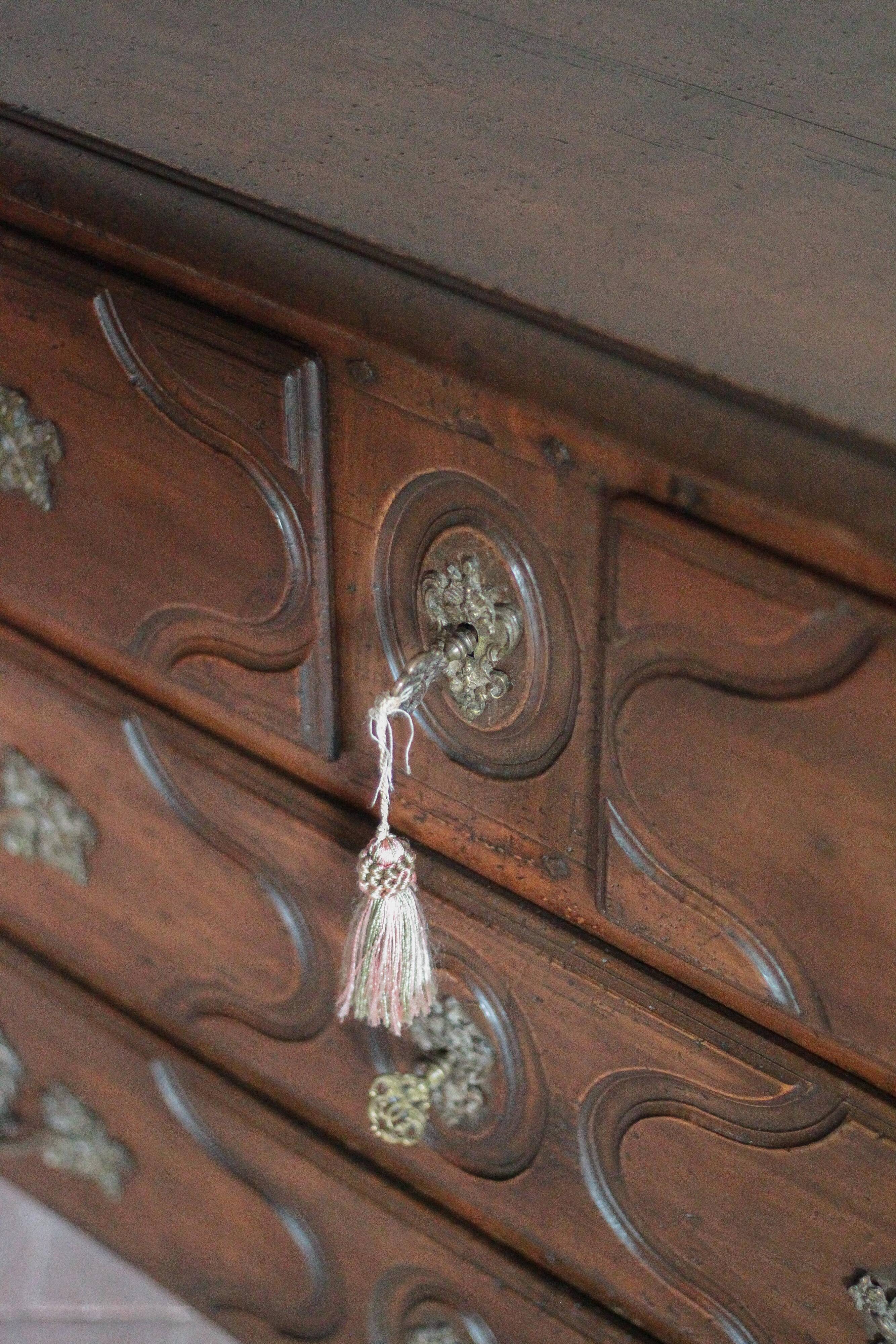 Wooden chest of drawers with 4 drawers in Louis XV style