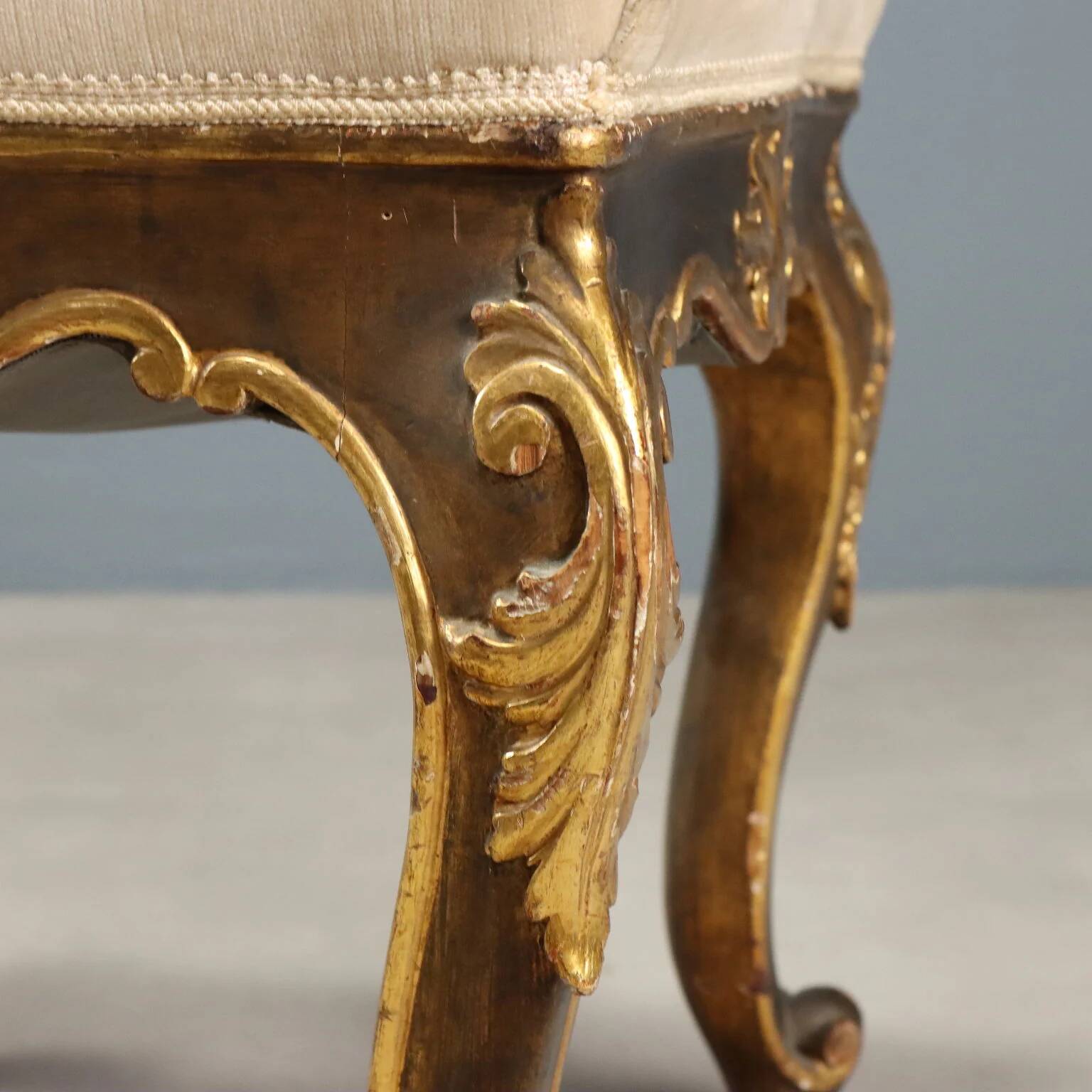 Paire de tabourets éclectiques anciens en bois sculpté et doré, XIXe siècle