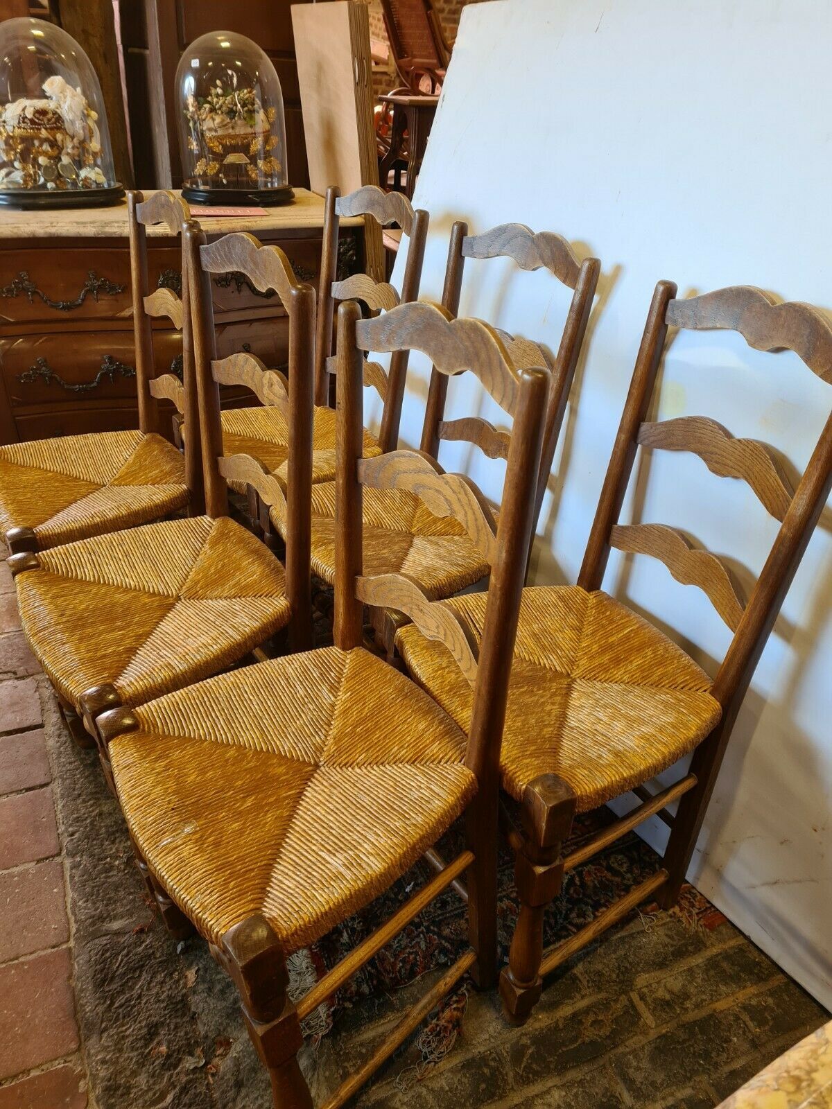 6 high-backed mulched chairs