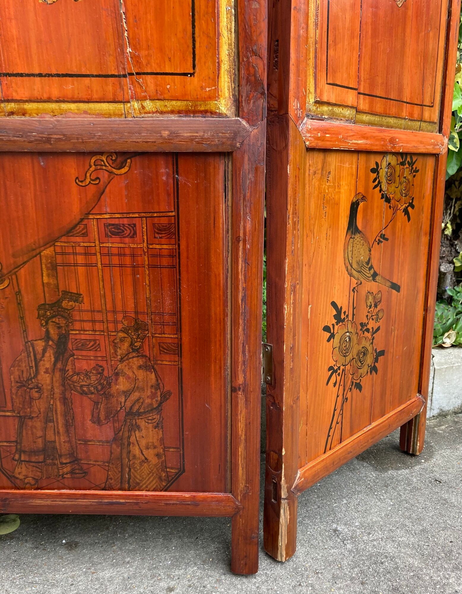 Chinese screen with five wooden panels, gilded décor of characters, vegetables, flowers and birds